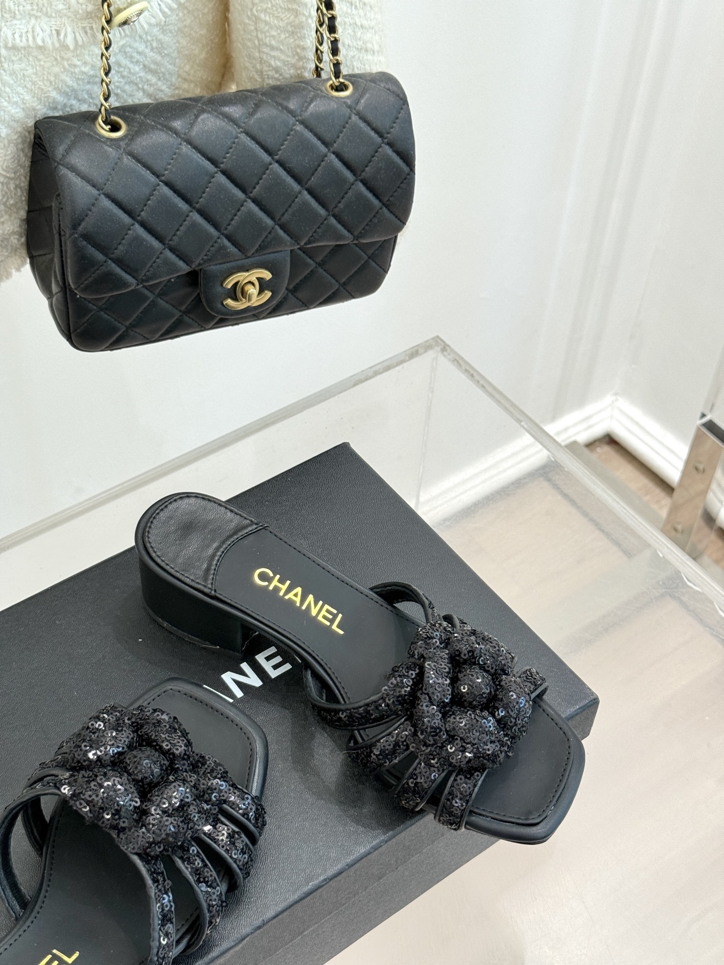 CHANE*|小香25k春夏新品
方头山茶花系列拖鞋
当小香标志性的山茶花邂逅方头
时髦精们的夏日出