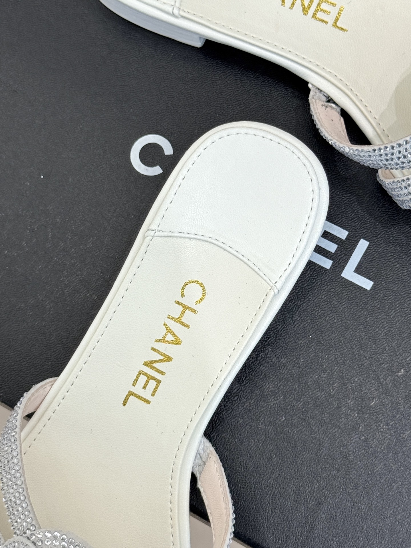 烫钻CHANE*｜小香25k春夏新品
方头山茶花系列拖鞋
当小香标志性的山茶花邂逅方头
时髦精们的夏日出