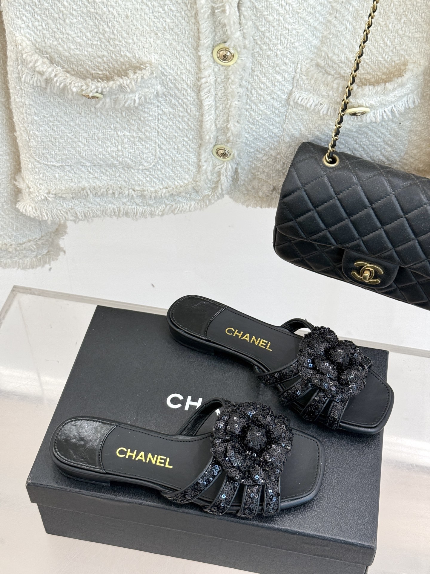 CHANE*|小香25k春夏新品
方头山茶花系列拖鞋
当小香标志性的山茶花邂逅方头
时髦精们的夏日出街