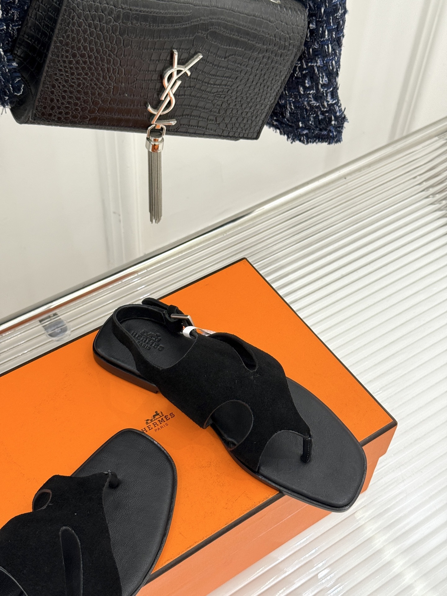Hermès/爱马仕25WF春夏新品
Karen夹脚凉鞋
经典配色搭配时尚的几何图形设计
为这款凉鞋增