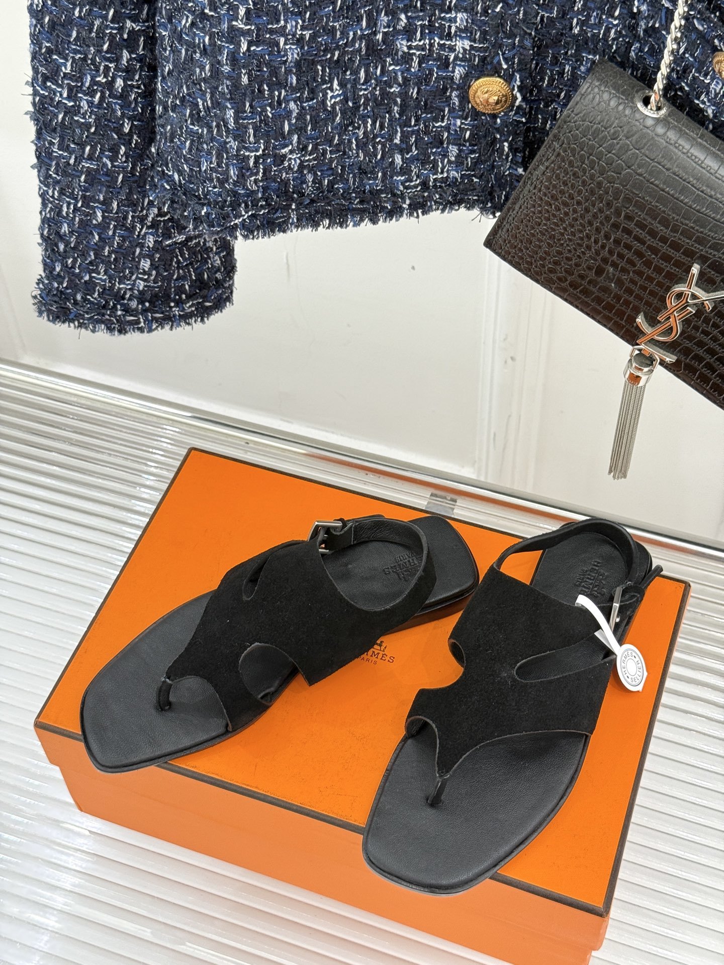 Hermès/爱马仕25WF春夏新品
Karen夹脚凉鞋
经典配色搭配时尚的几何图形设计
为这款凉鞋增