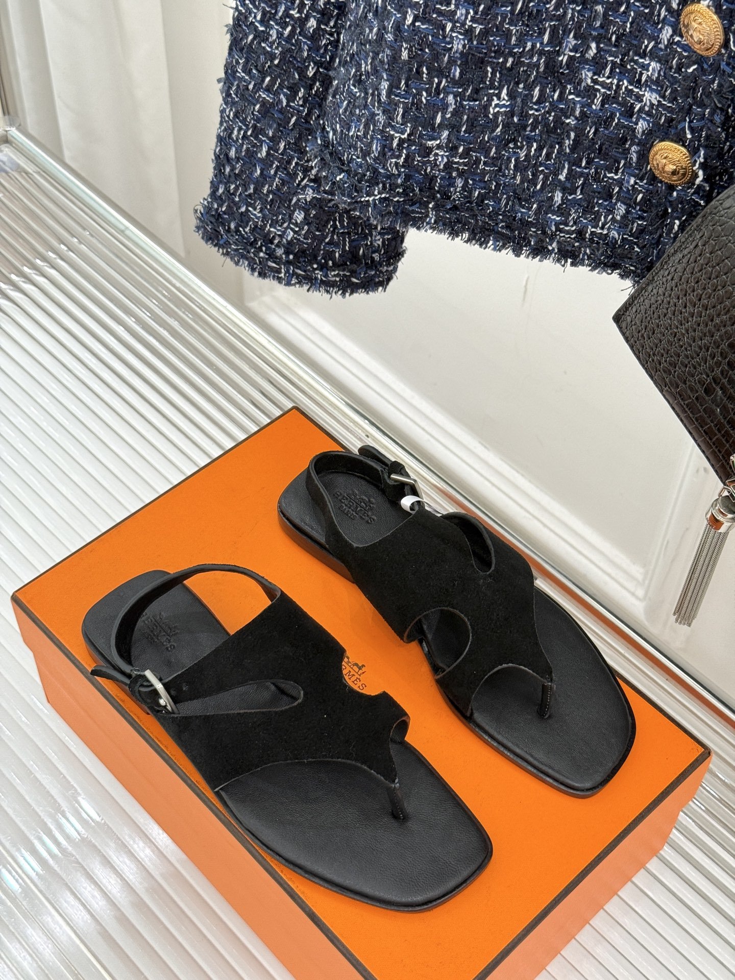 Hermès/爱马仕25WF春夏新品
Karen夹脚凉鞋
经典配色搭配时尚的几何图形设计
为这款凉鞋增