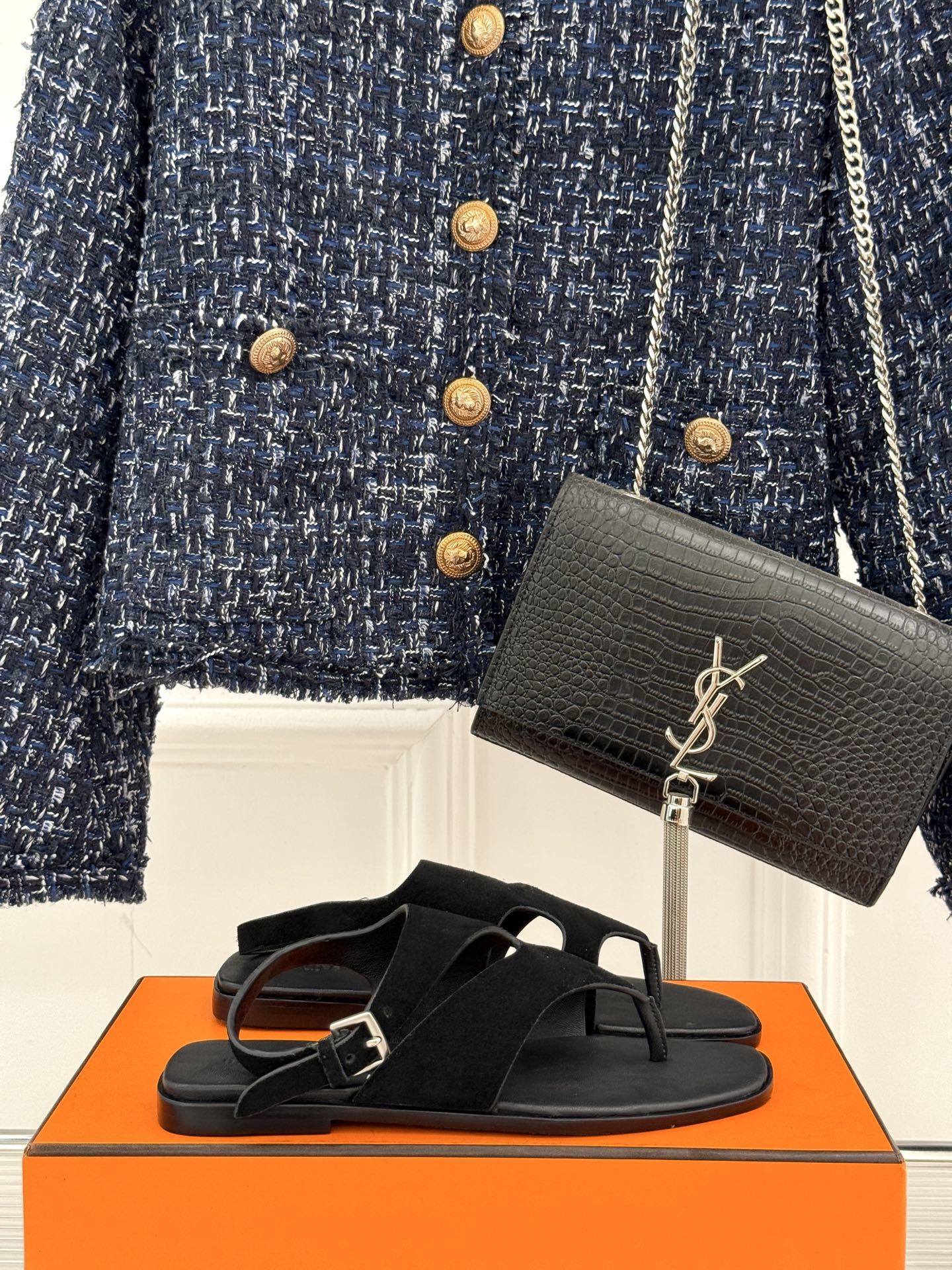 Hermès/爱马仕25WF春夏新品
Karen夹脚凉鞋
经典配色搭配时尚的几何图形设计
为这款凉鞋增