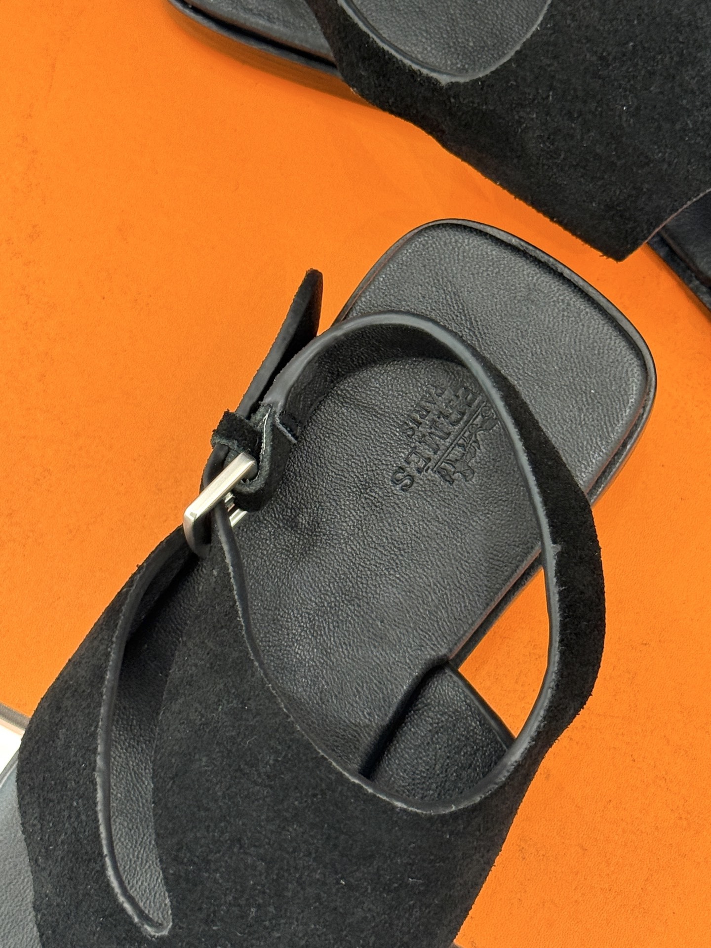 Hermès/爱马仕25WF春夏新品
Karen夹脚凉鞋
经典配色搭配时尚的几何图形设计
为这款凉鞋增