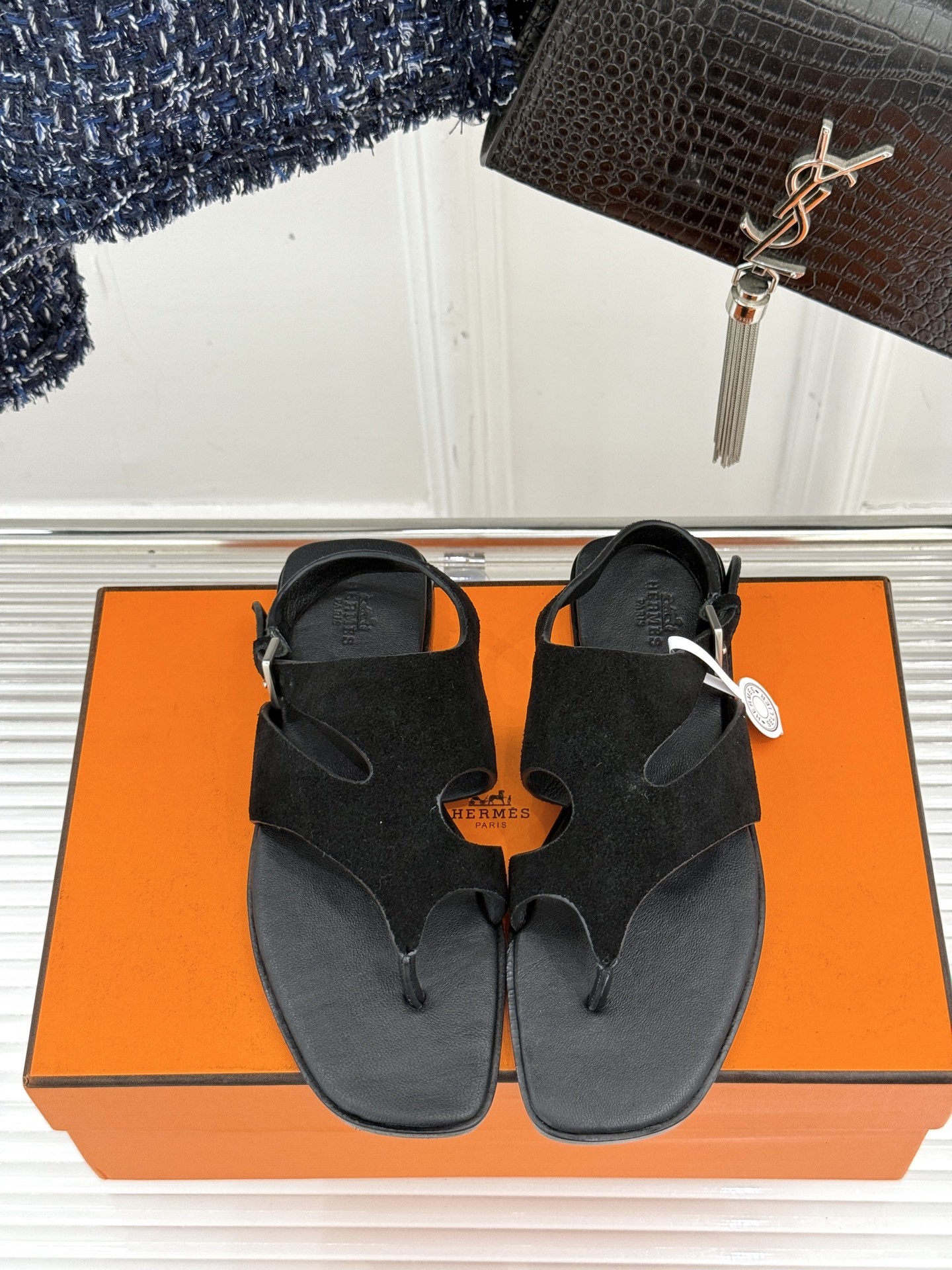 Hermès/爱马仕25WF春夏新品
Karen夹脚凉鞋
经典配色搭配时尚的几何图形设计
为这款凉鞋增