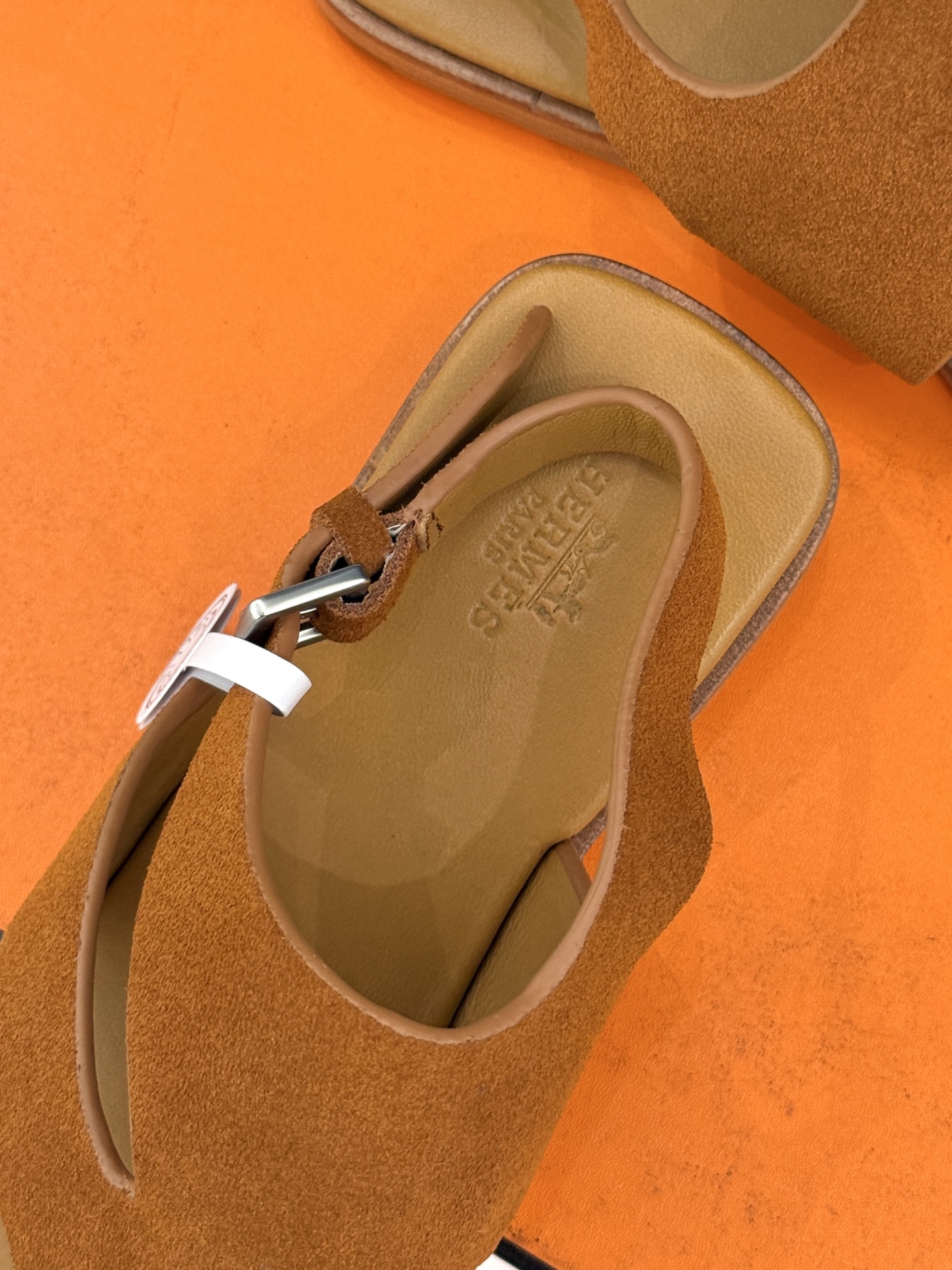 
Hermès/爱马仕25WF春夏新品
Karen夹脚凉鞋
经典配色搭配时尚的几何图形设计
为这款凉鞋增