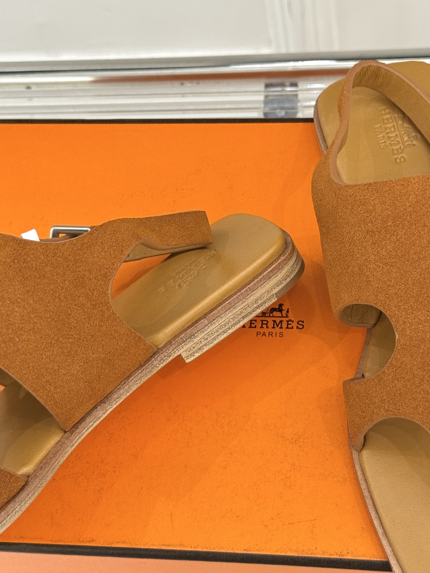 
Hermès/爱马仕25WF春夏新品
Karen夹脚凉鞋
经典配色搭配时尚的几何图形设计
为这款凉鞋增