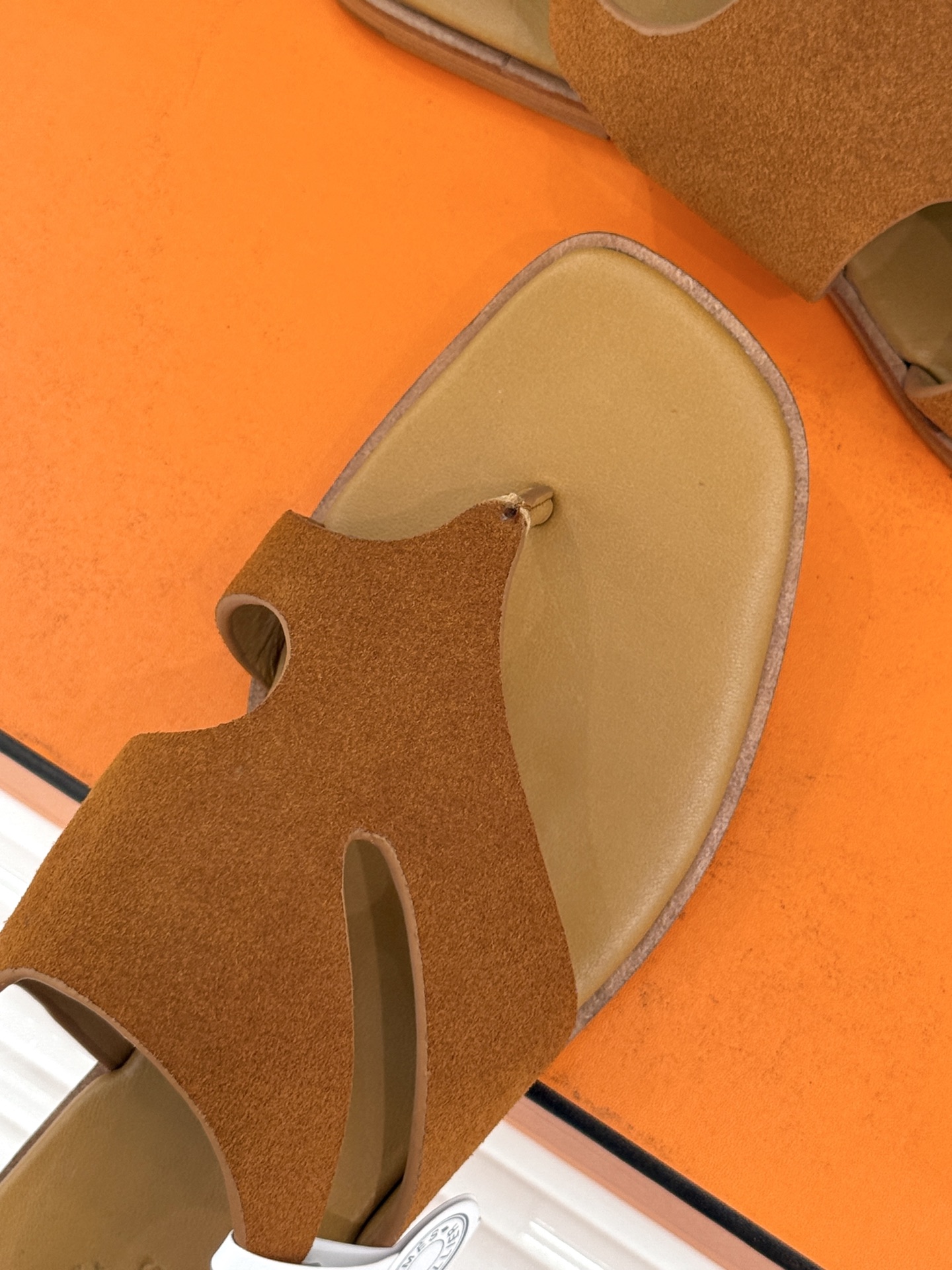 
Hermès/爱马仕25WF春夏新品
Karen夹脚凉鞋
经典配色搭配时尚的几何图形设计
为这款凉鞋增