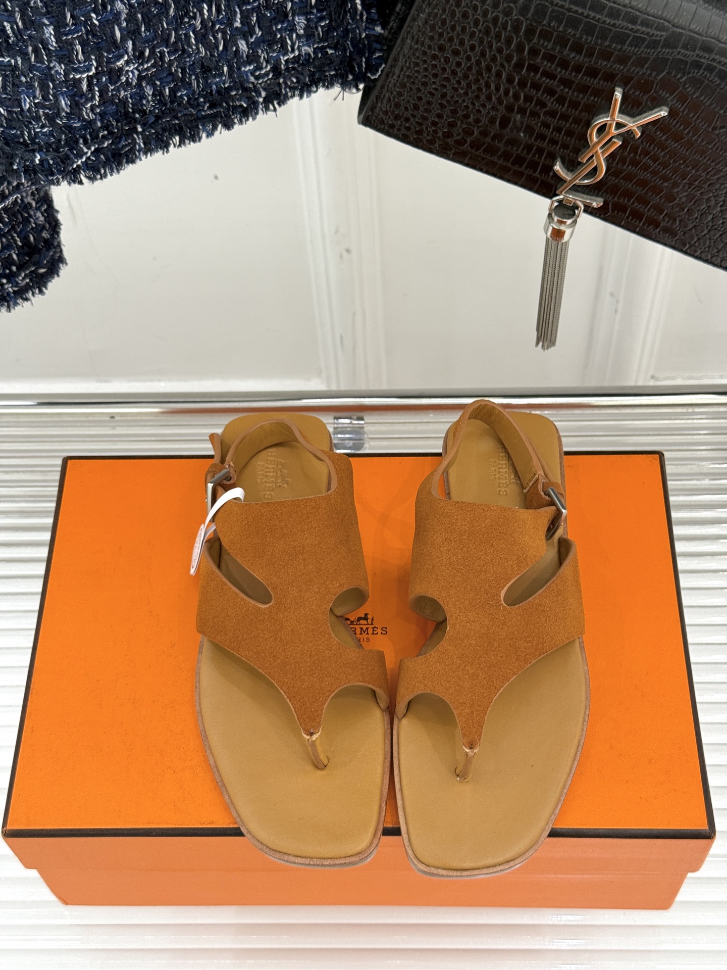 
Hermès/爱马仕25WF春夏新品
Karen夹脚凉鞋
经典配色搭配时尚的几何图形设计
为这款凉鞋增