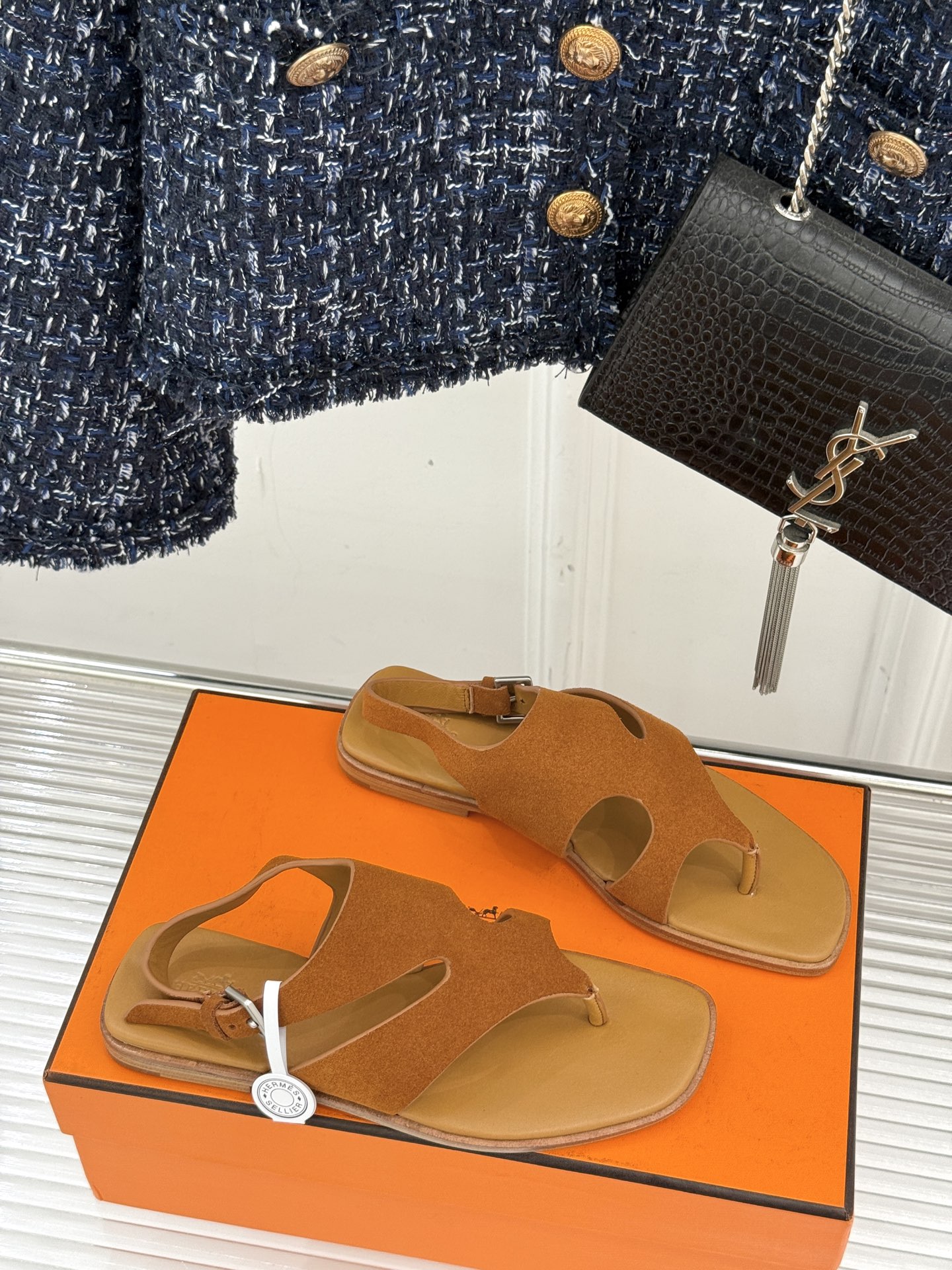 
Hermès/爱马仕25WF春夏新品
Karen夹脚凉鞋
经典配色搭配时尚的几何图形设计
为这款凉鞋增