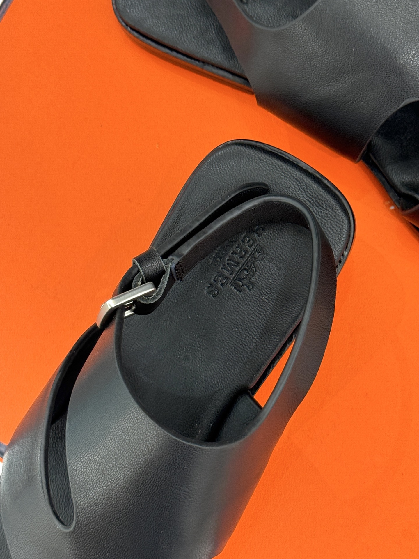 
Hermès/爱马仕25WF春夏新品
Karen夹脚凉鞋
经典配色搭配时尚的几何图形设计
为这款凉鞋增