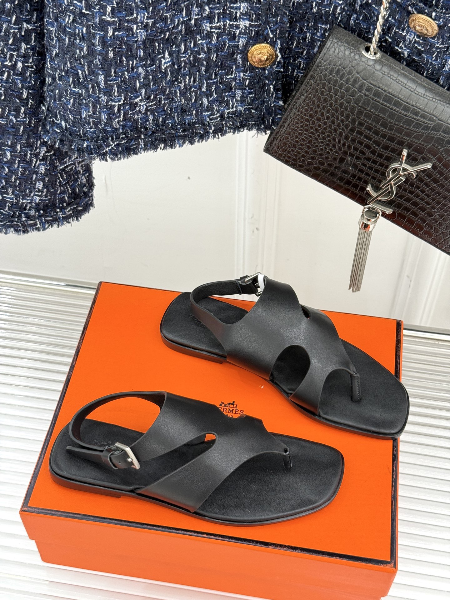 
Hermès/爱马仕25WF春夏新品
Karen夹脚凉鞋
经典配色搭配时尚的几何图形设计
为这款凉鞋增