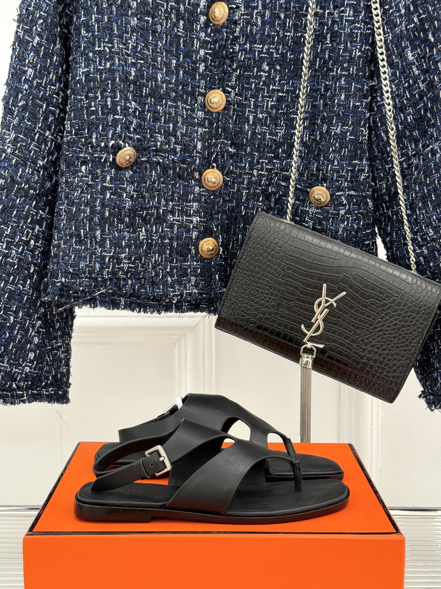 
Hermès/爱马仕25WF春夏新品
Karen夹脚凉鞋
经典配色搭配时尚的几何图形设计
为这款凉鞋增