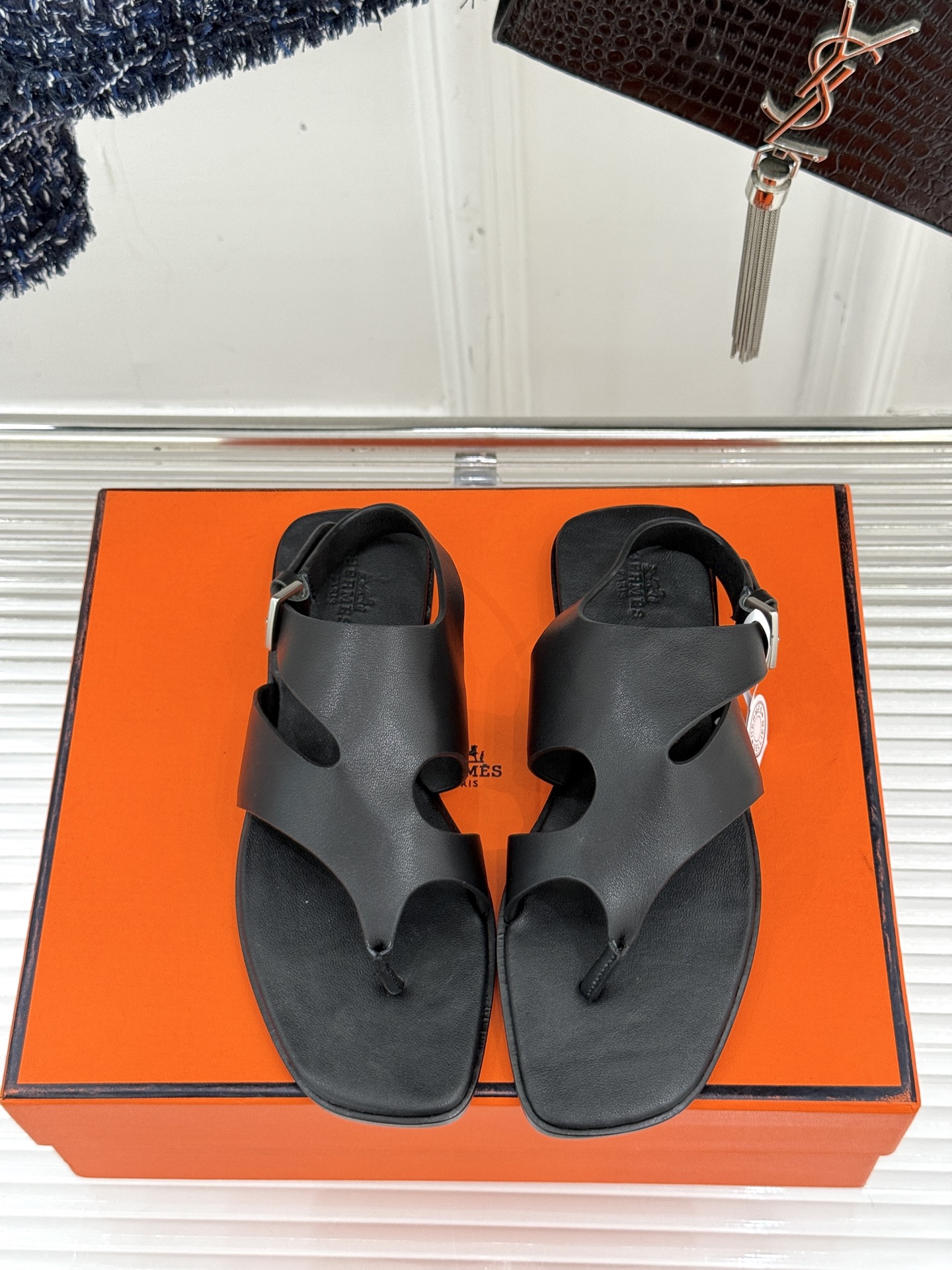 
Hermès/爱马仕25WF春夏新品
Karen夹脚凉鞋
经典配色搭配时尚的几何图形设计
为这款凉鞋增