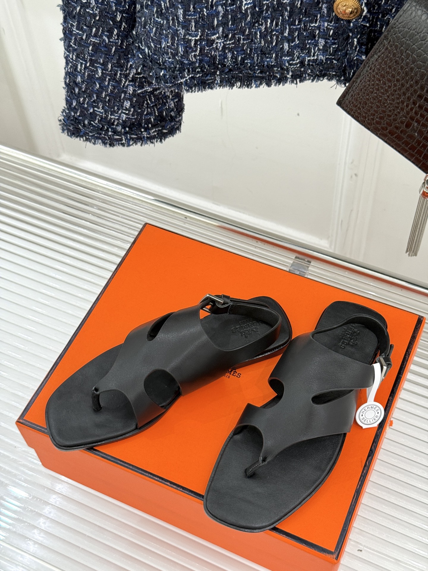 
Hermès/爱马仕25WF春夏新品
Karen夹脚凉鞋
经典配色搭配时尚的几何图形设计
为这款凉鞋增