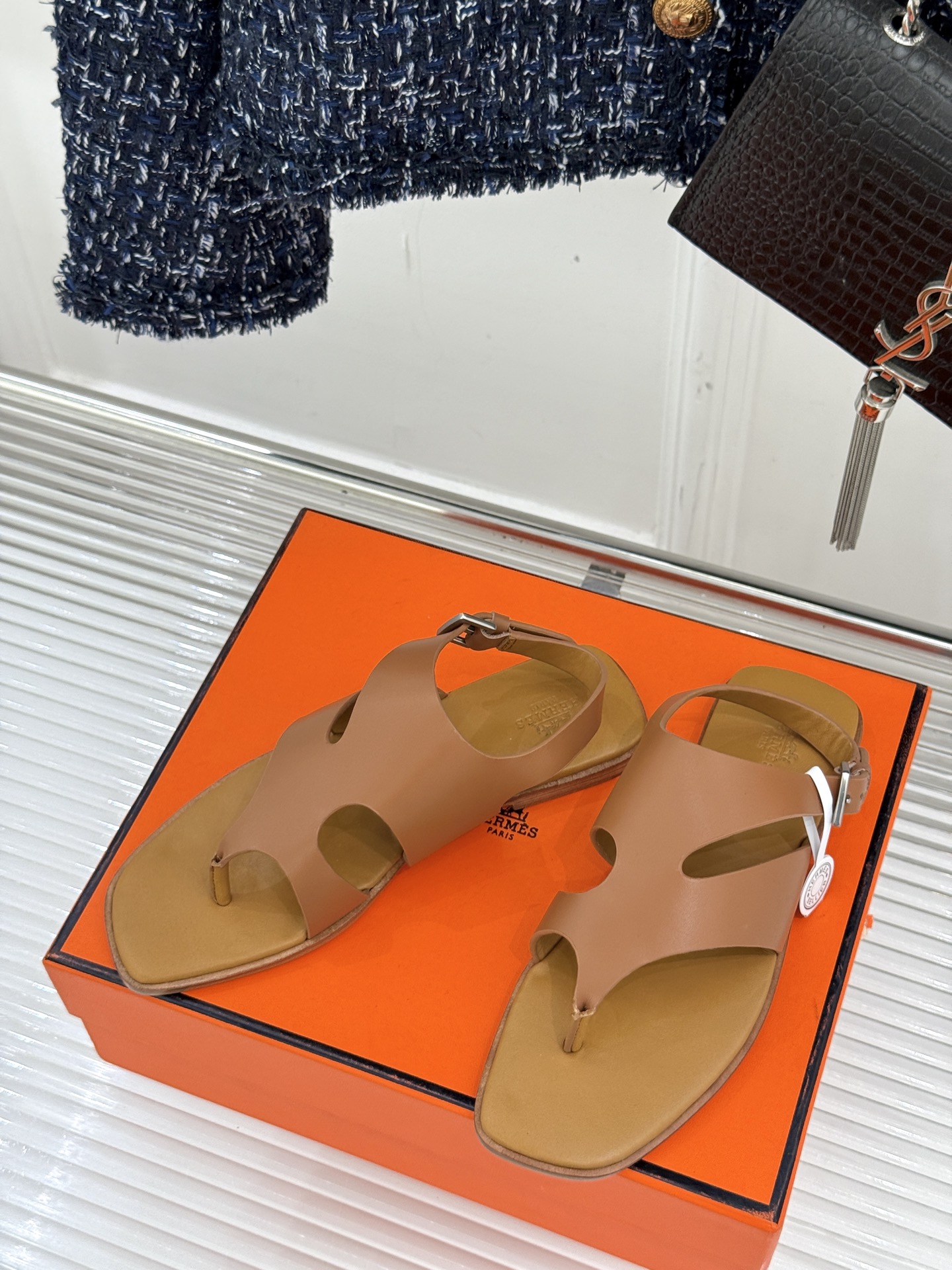 
Hermès/爱马仕25WF春夏新品
Karen夹脚凉鞋
经典配色搭配时尚的几何图形设计
为这款凉鞋增
