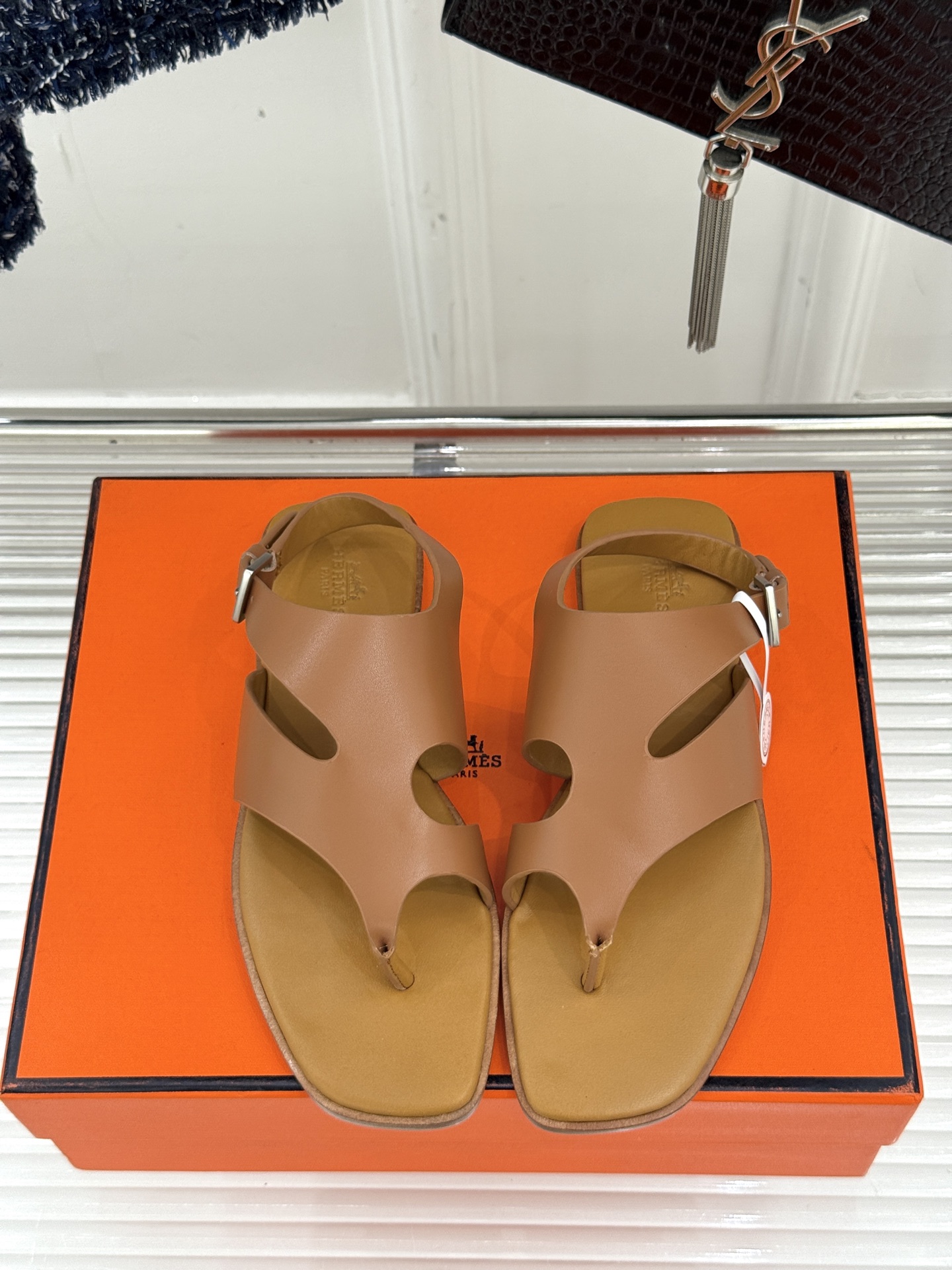 
Hermès/爱马仕25WF春夏新品
Karen夹脚凉鞋
经典配色搭配时尚的几何图形设计
为这款凉鞋增