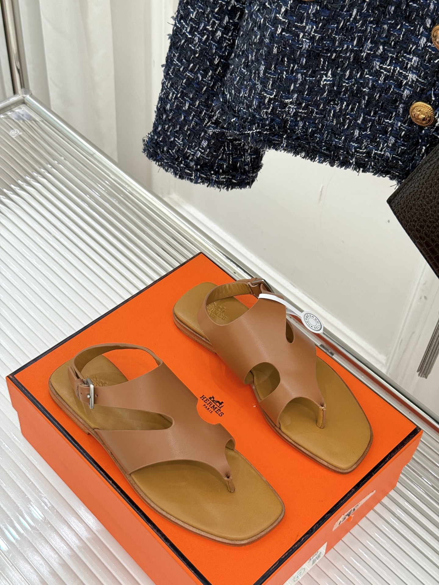 
Hermès/爱马仕25WF春夏新品
Karen夹脚凉鞋
经典配色搭配时尚的几何图形设计
为这款凉鞋增