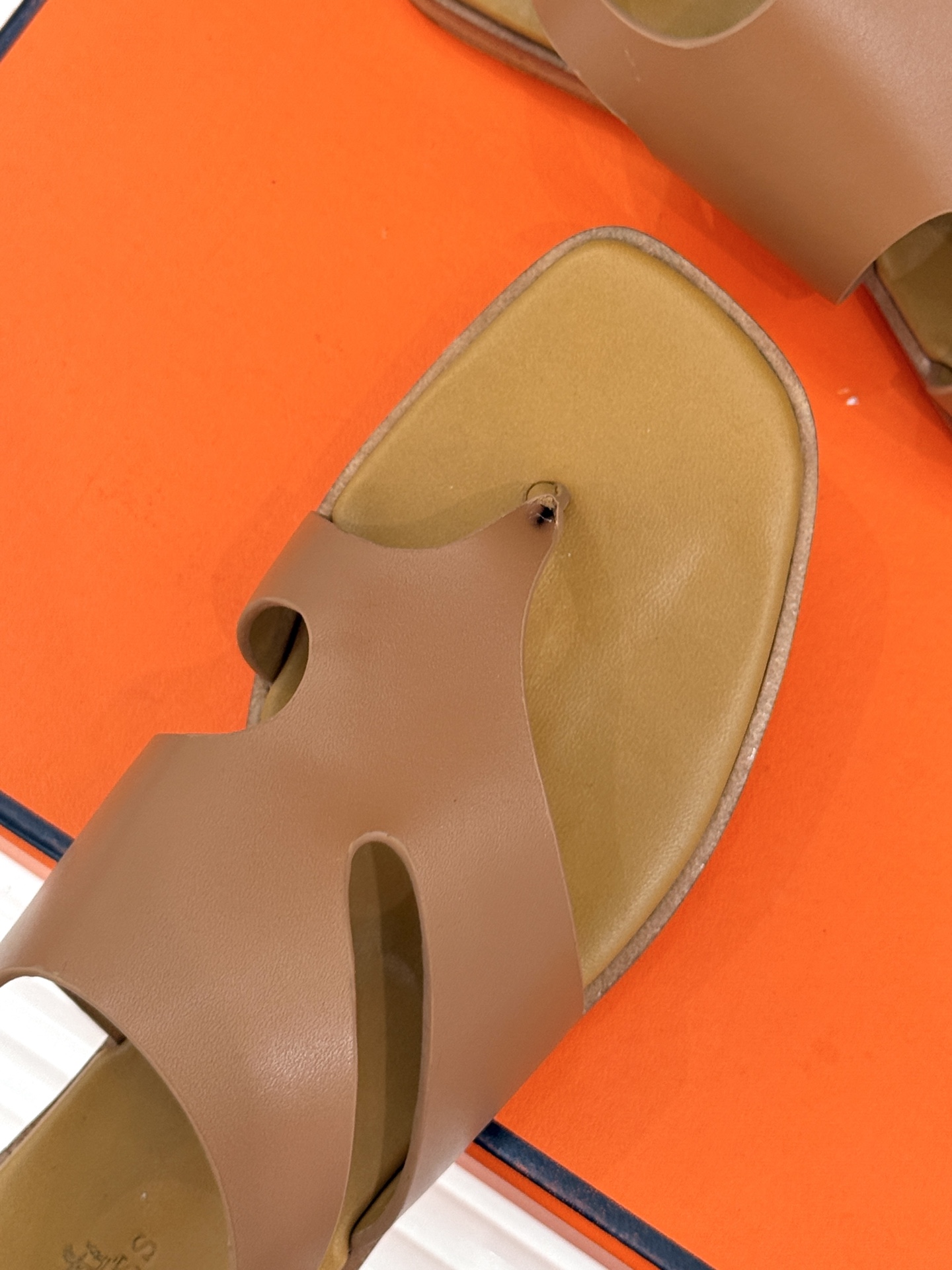 
Hermès/爱马仕25WF春夏新品
Karen夹脚凉鞋
经典配色搭配时尚的几何图形设计
为这款凉鞋增