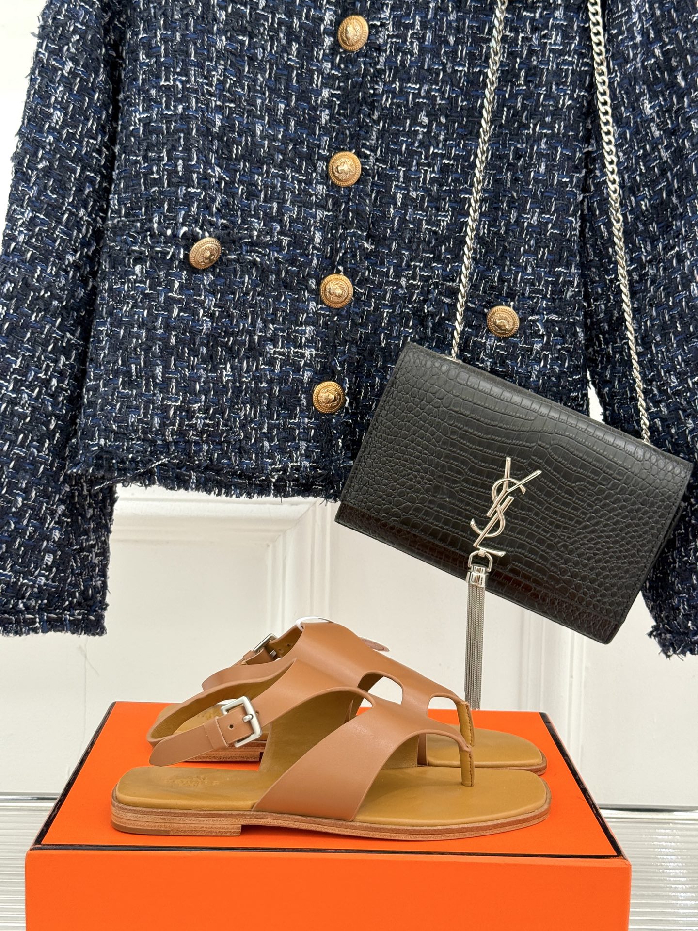 
Hermès/爱马仕25WF春夏新品
Karen夹脚凉鞋
经典配色搭配时尚的几何图形设计
为这款凉鞋增