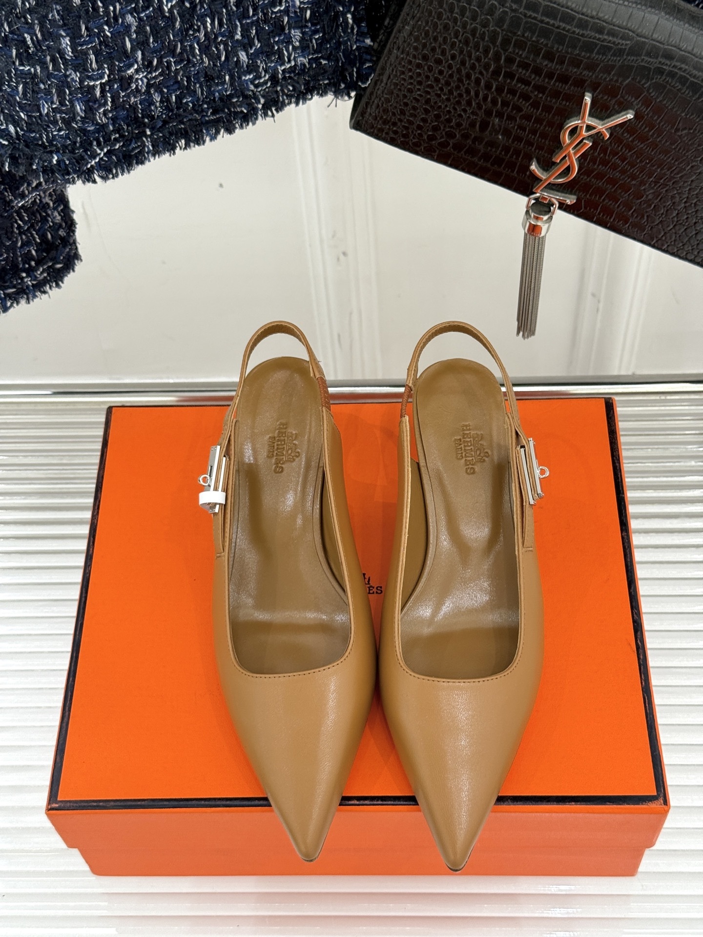 顶版
Hermès/爱马仕经典Kelly扣后空
尖头猫跟凉鞋
法式慵懒与奢华格调完美融合
成为了众多时髦