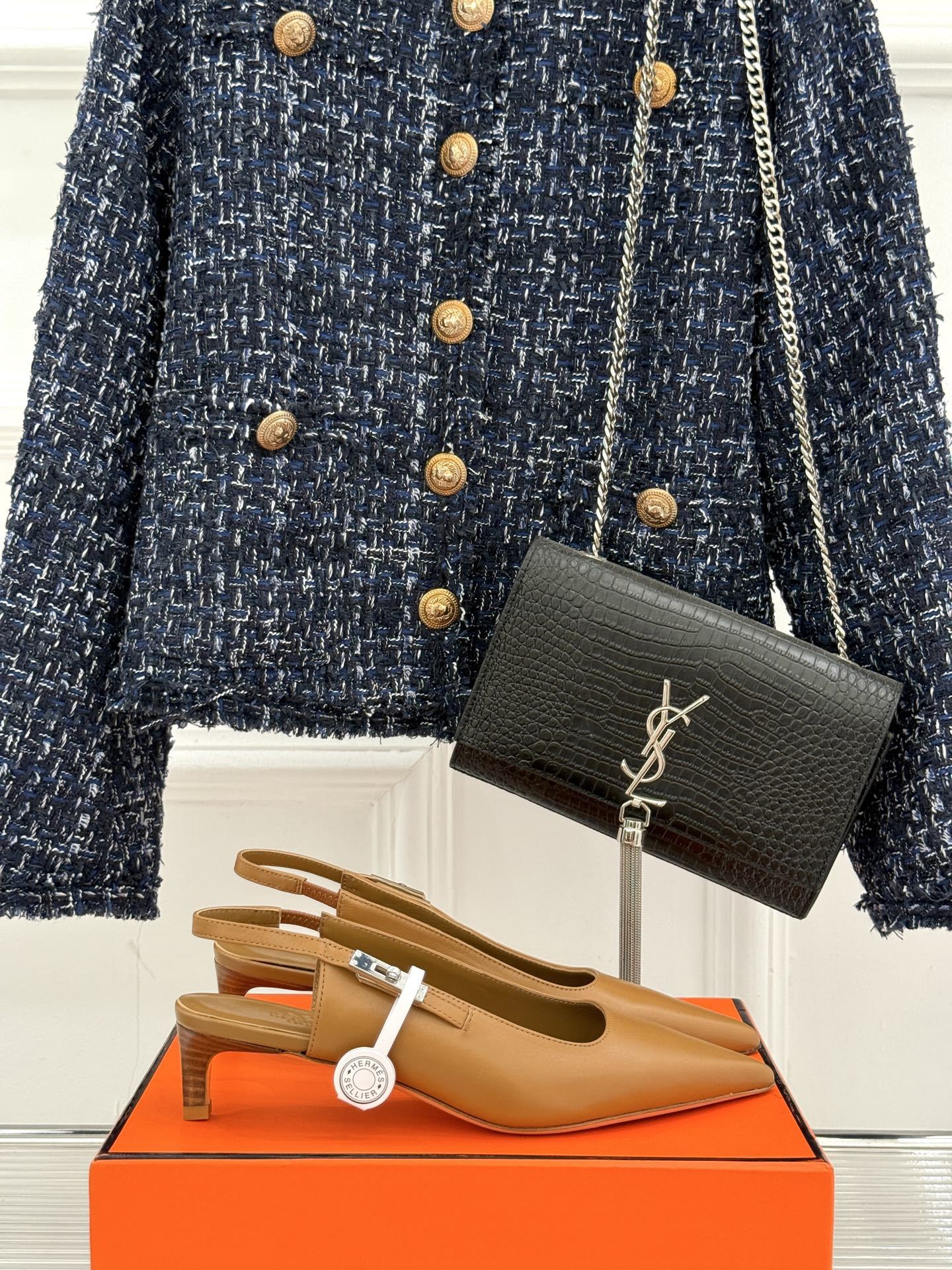 顶版
Hermès/爱马仕经典Kelly扣后空
尖头猫跟凉鞋
法式慵懒与奢华格调完美融合
成为了众多时髦