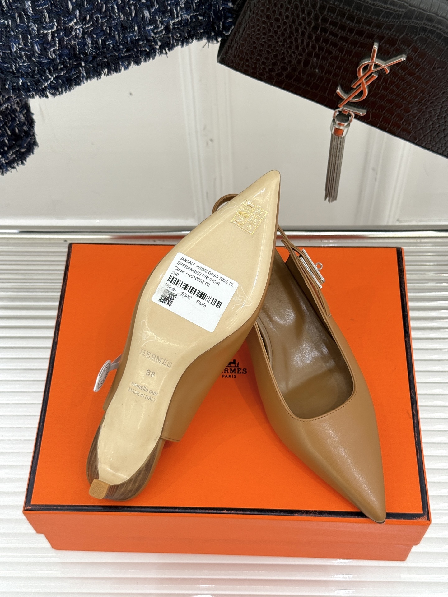 顶版
Hermès/爱马仕经典Kelly扣后空
尖头猫跟凉鞋
法式慵懒与奢华格调完美融合
成为了众多时髦