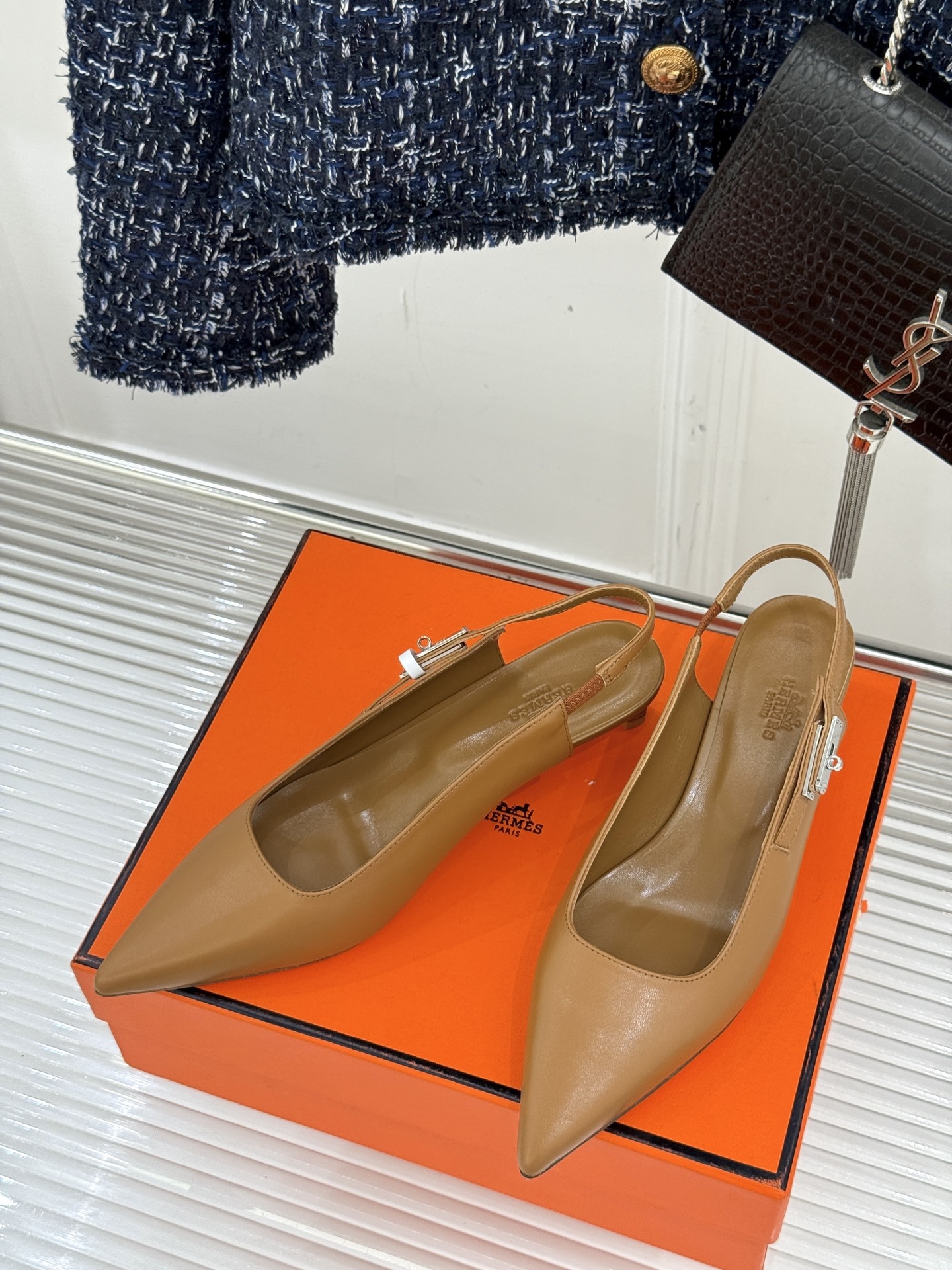 顶版
Hermès/爱马仕经典Kelly扣后空
尖头猫跟凉鞋
法式慵懒与奢华格调完美融合
成为了众多时髦