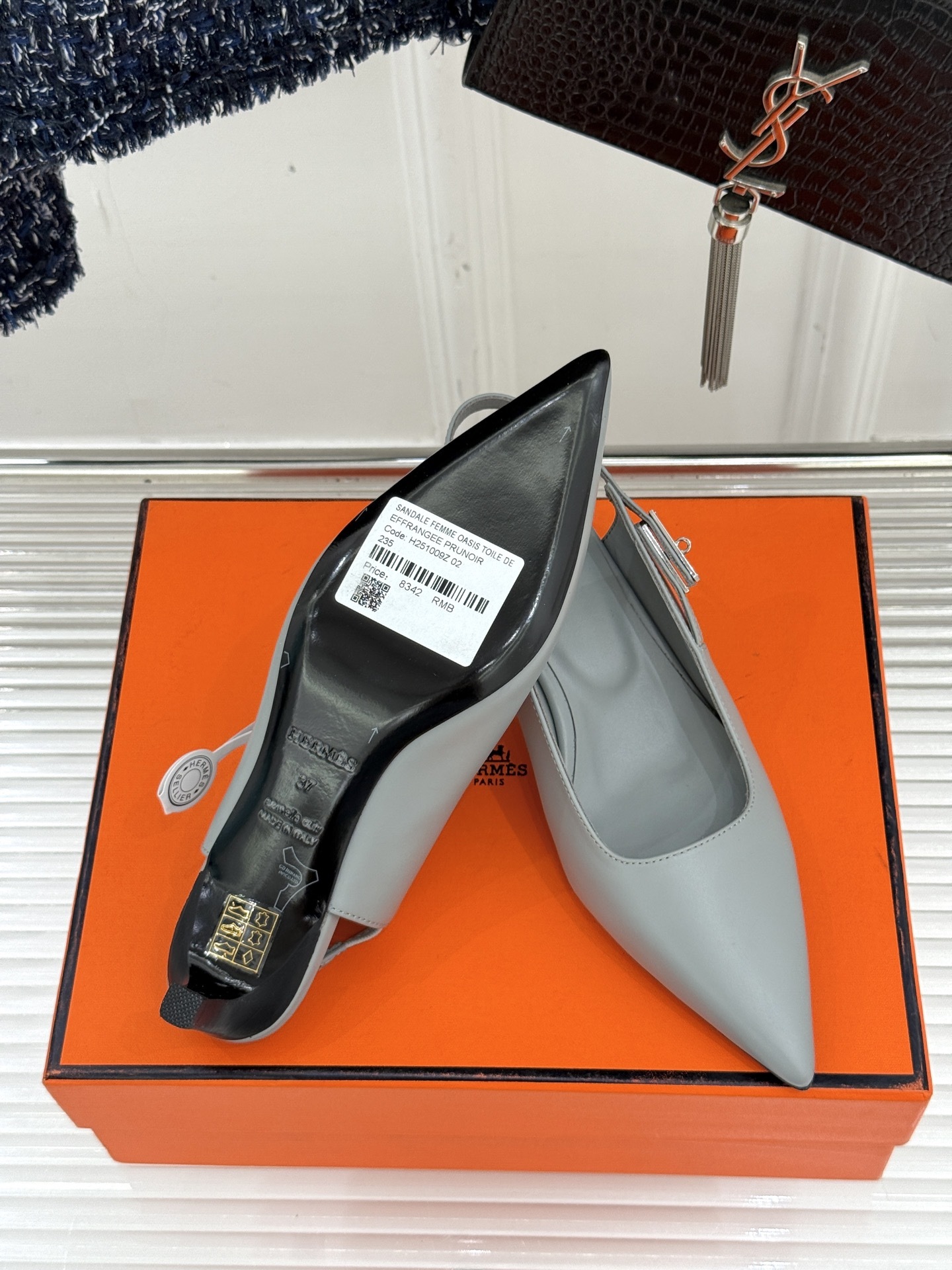 顶版
Hermès/爱马仕经典Kelly扣后空
尖头猫跟凉鞋
法式慵懒与奢华格调完美融合
成为了众多时髦
