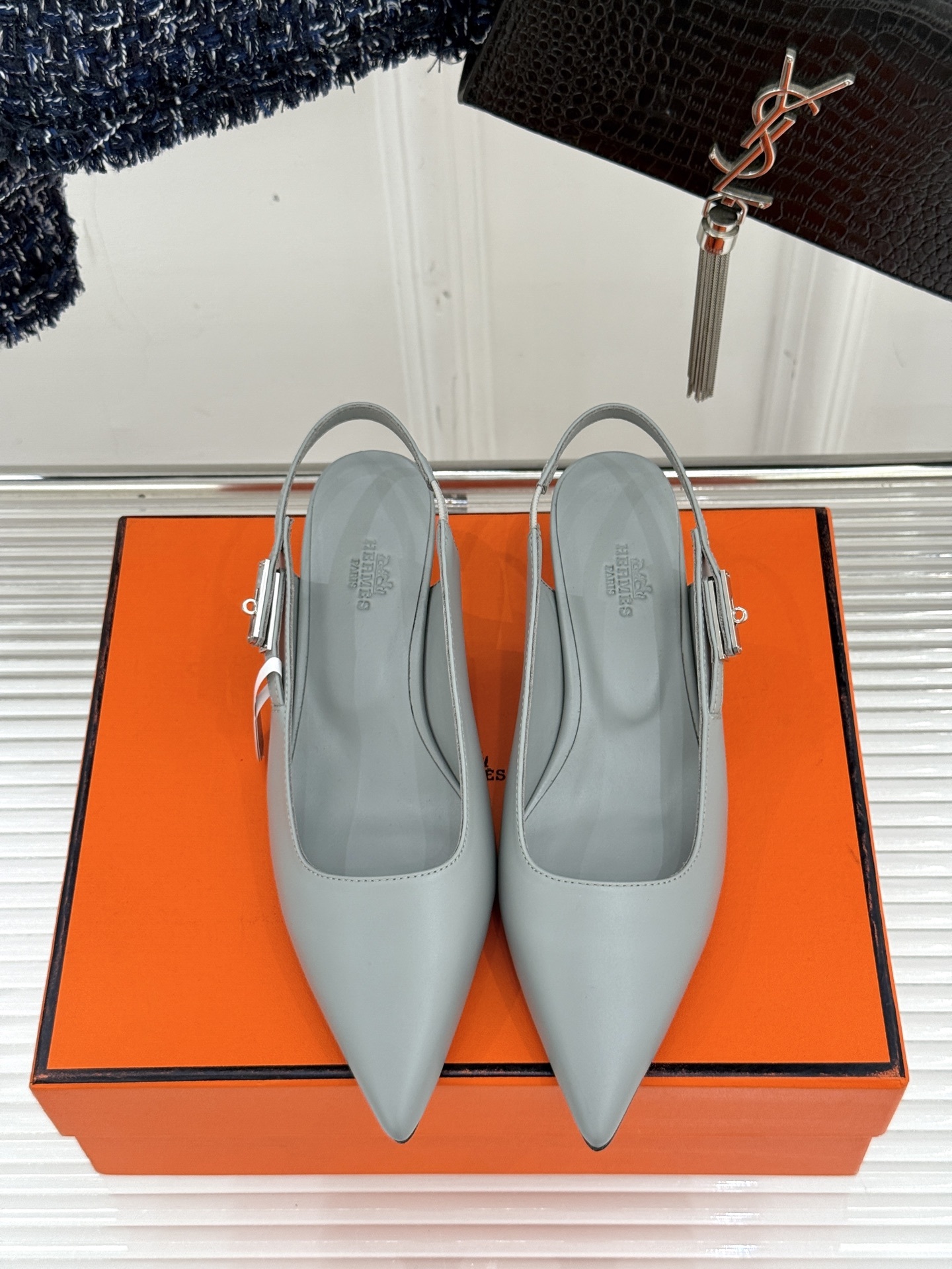 顶版
Hermès/爱马仕经典Kelly扣后空
尖头猫跟凉鞋
法式慵懒与奢华格调完美融合
成为了众多时髦
