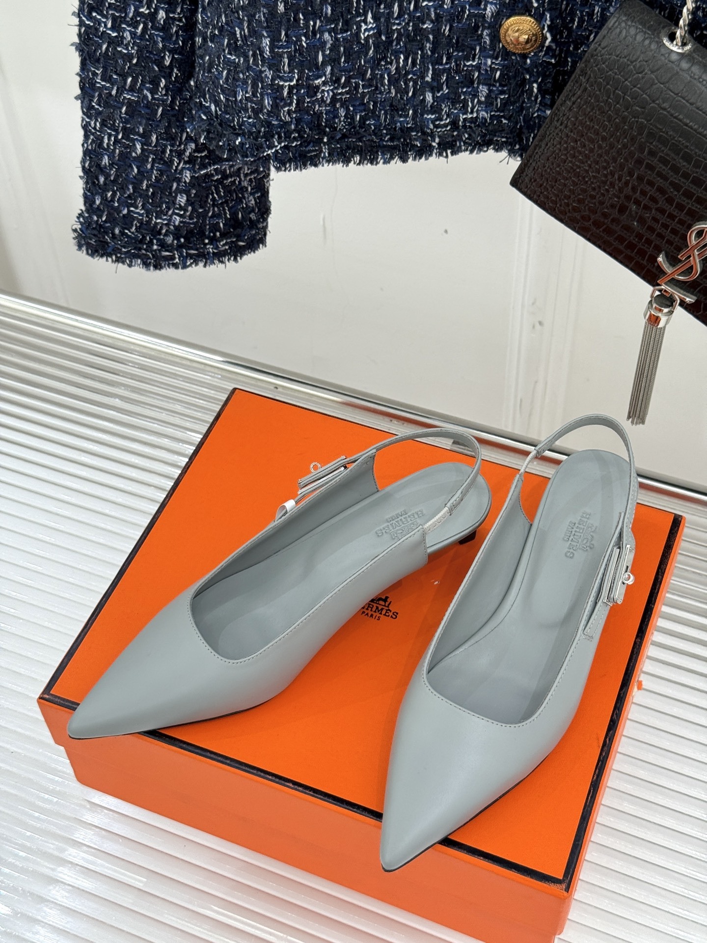 顶版
Hermès/爱马仕经典Kelly扣后空
尖头猫跟凉鞋
法式慵懒与奢华格调完美融合
成为了众多时髦