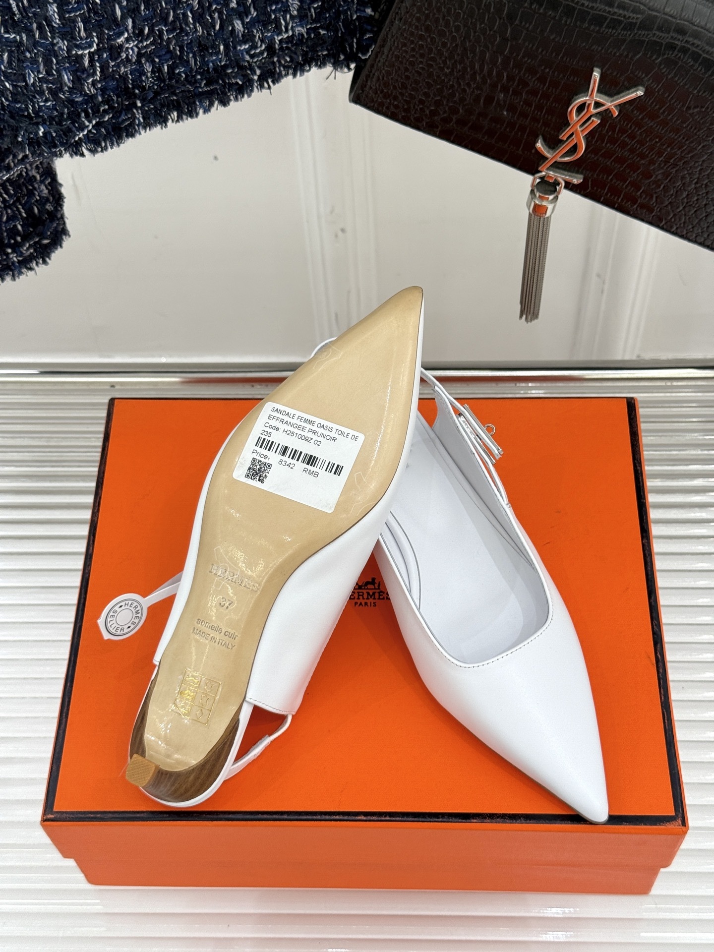 顶版
Hermès/爱马仕经典Kelly扣后空
尖头猫跟凉鞋
法式慵懒与奢华格调完美融合
成为了众多时髦