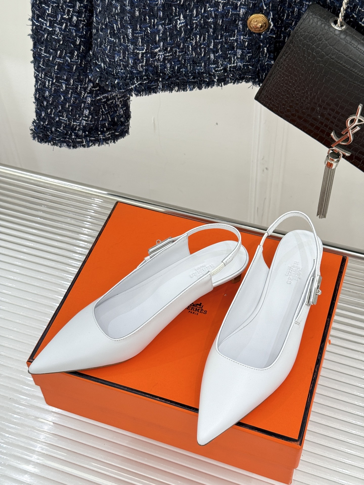 顶版
Hermès/爱马仕经典Kelly扣后空
尖头猫跟凉鞋
法式慵懒与奢华格调完美融合
成为了众多时髦