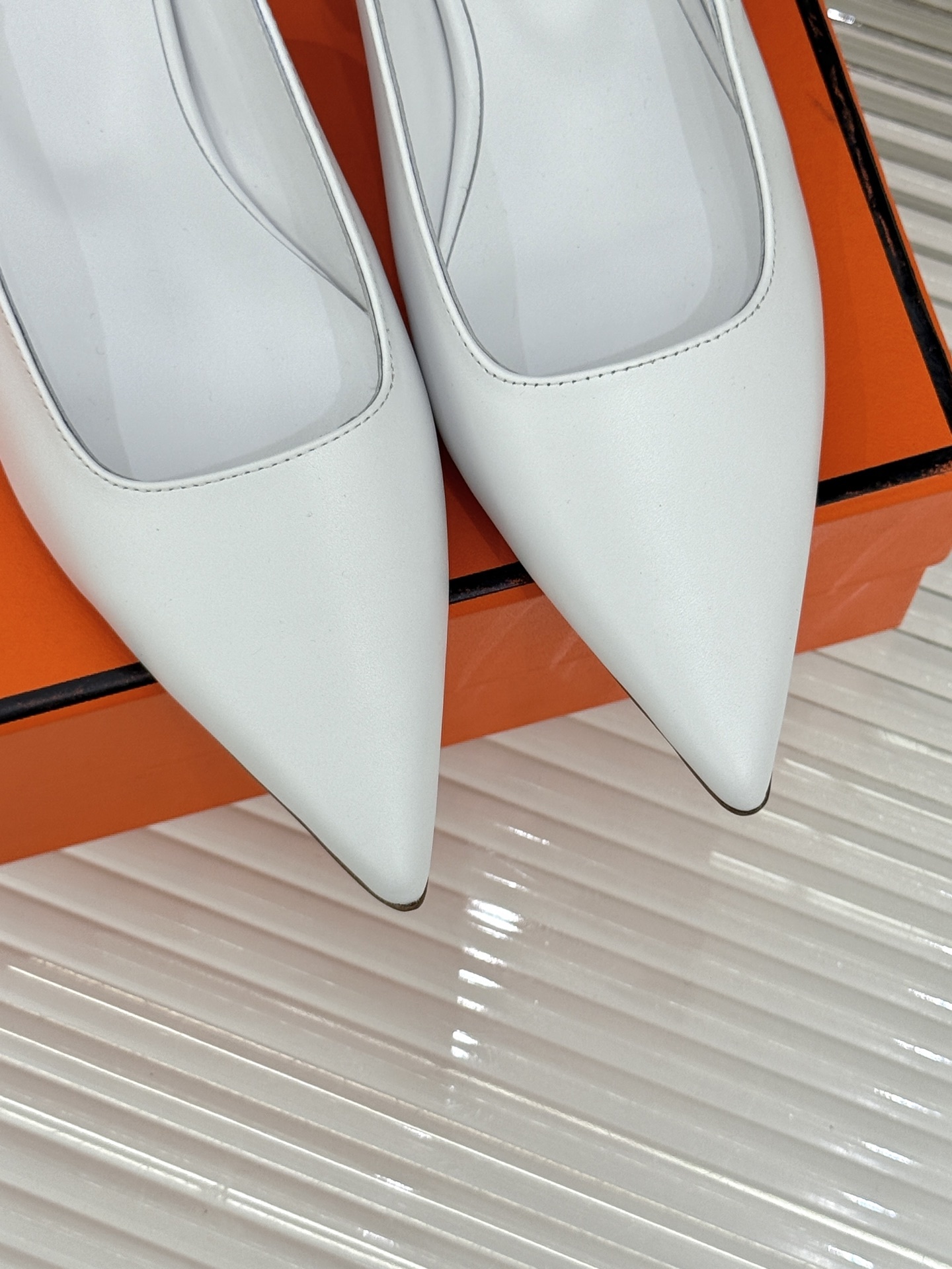顶版
Hermès/爱马仕经典Kelly扣后空
尖头猫跟凉鞋
法式慵懒与奢华格调完美融合
成为了众多时髦