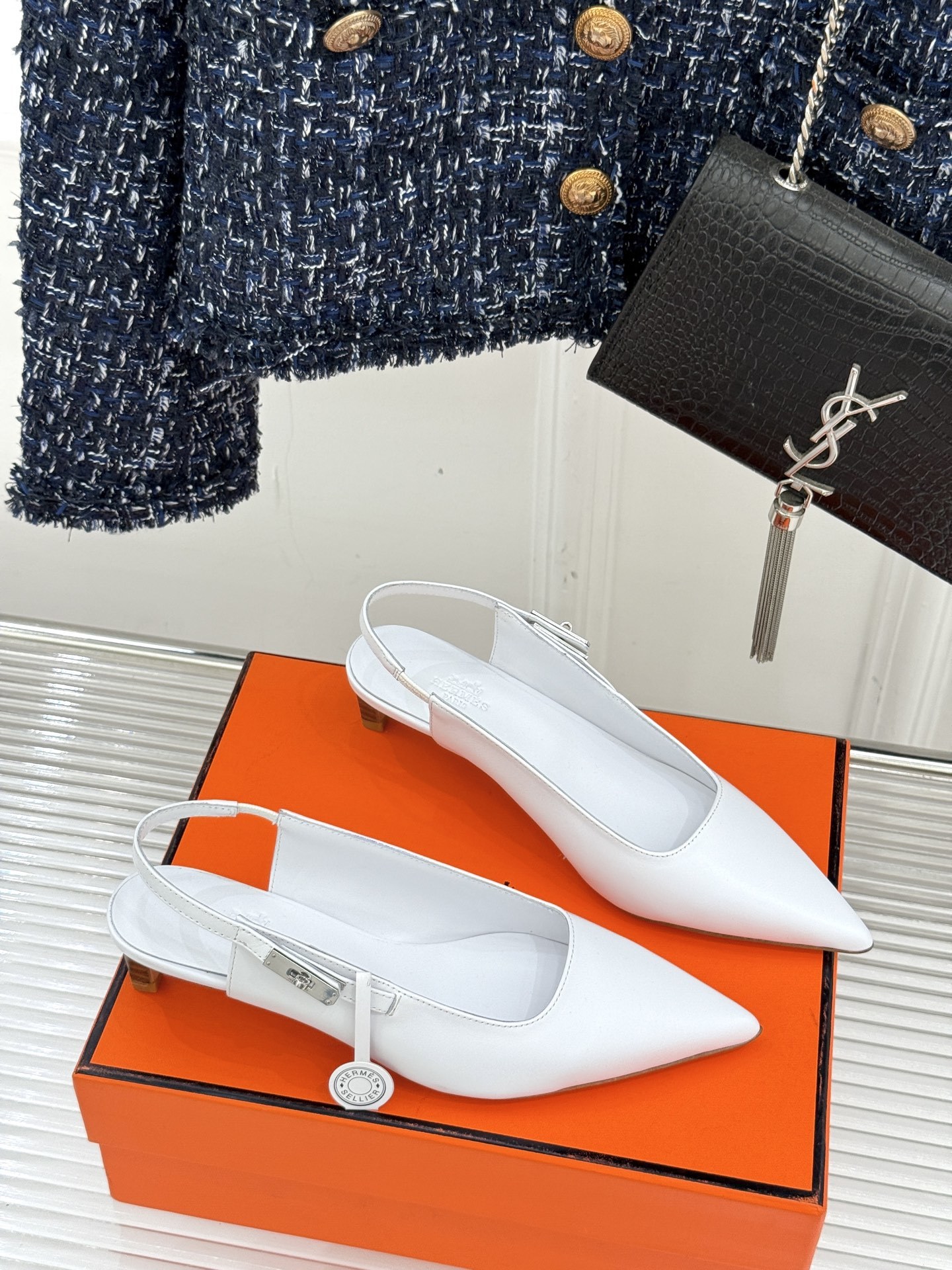 顶版
Hermès/爱马仕经典Kelly扣后空
尖头猫跟凉鞋
法式慵懒与奢华格调完美融合
成为了众多时髦