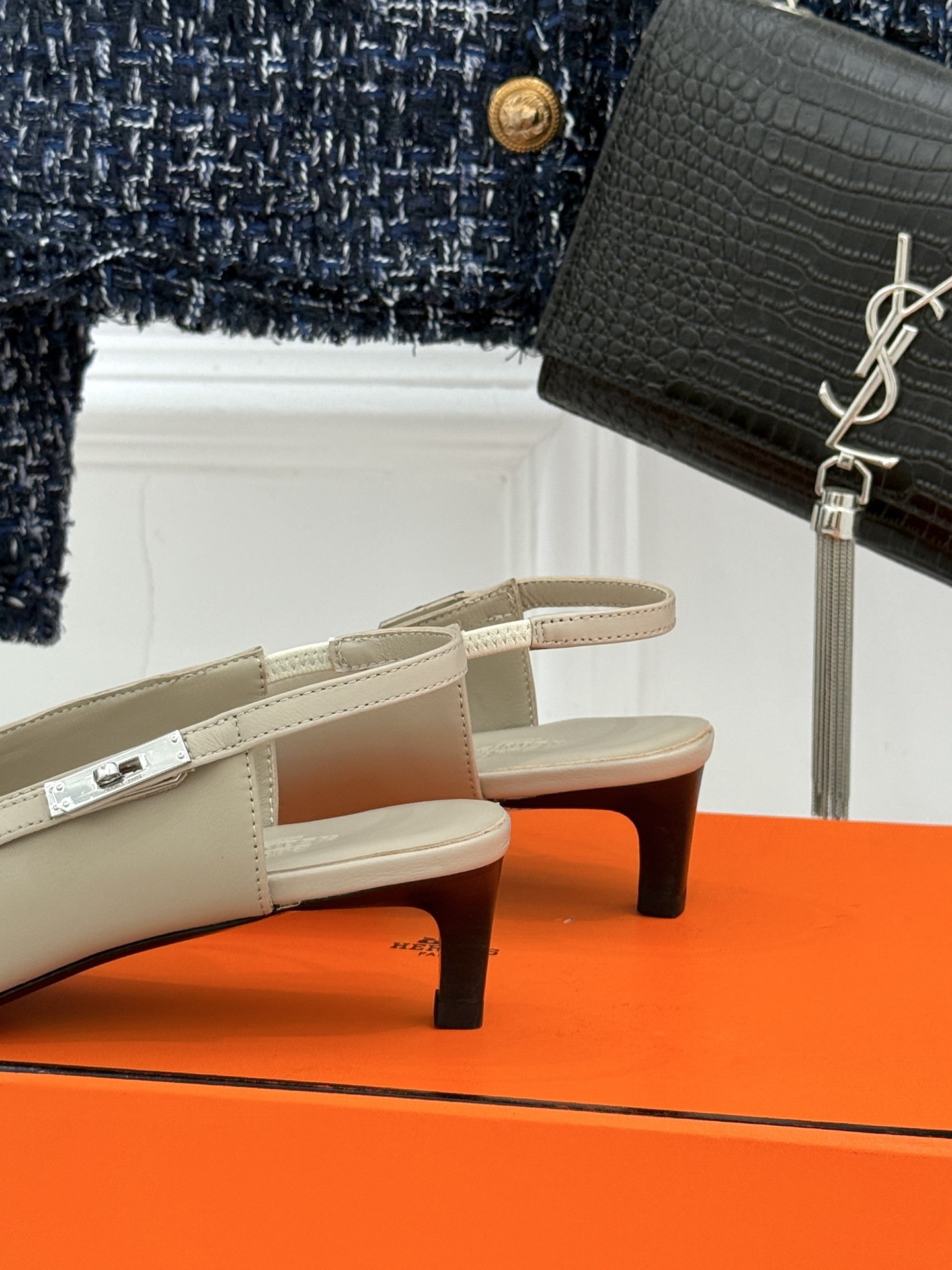 顶版
Hermès/爱马仕经典Kelly扣后空
尖头猫跟凉鞋
法式慵懒与奢华格调完美融合
成为了众多时髦