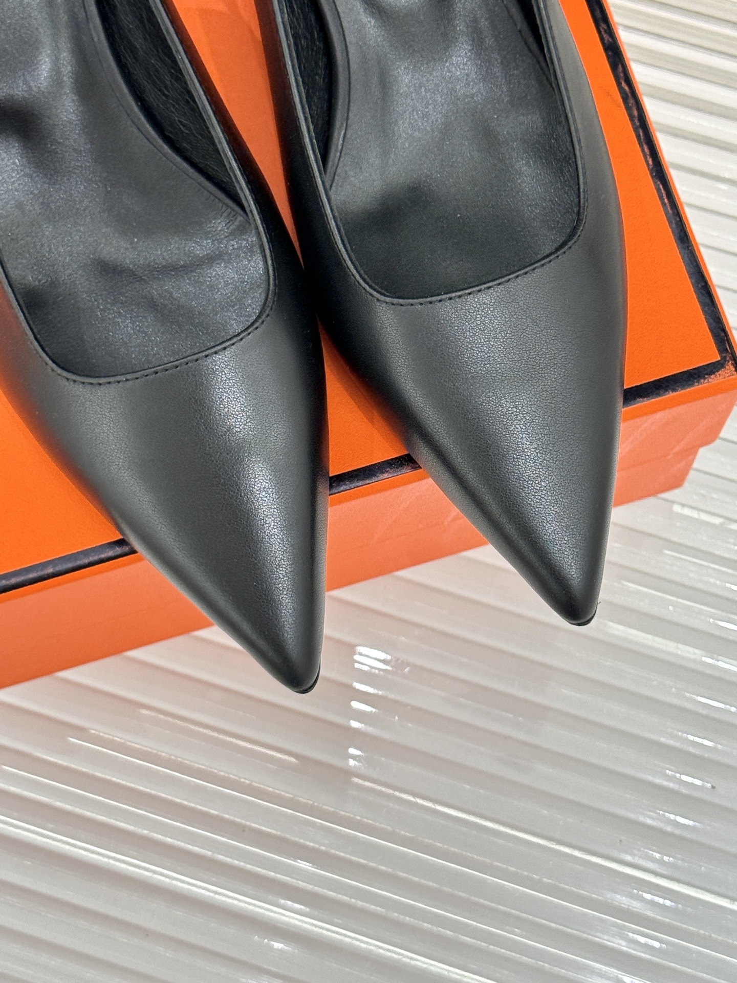顶版
Hermès/爱马仕经典Kelly扣后空
尖头猫跟凉鞋
法式慵懒与奢华格调完美融合
成为了众多时髦