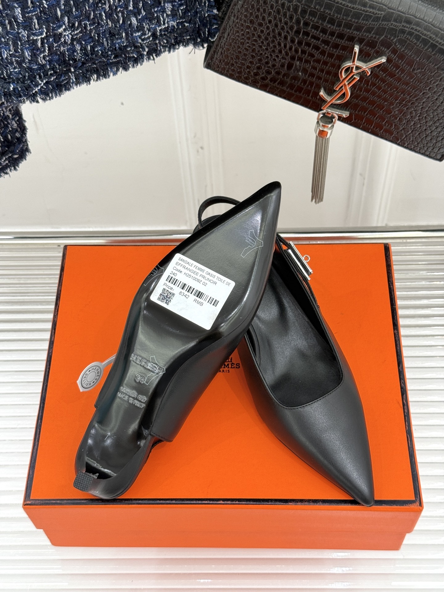 顶版
Hermès/爱马仕经典Kelly扣后空
尖头猫跟凉鞋
法式慵懒与奢华格调完美融合
成为了众多时髦