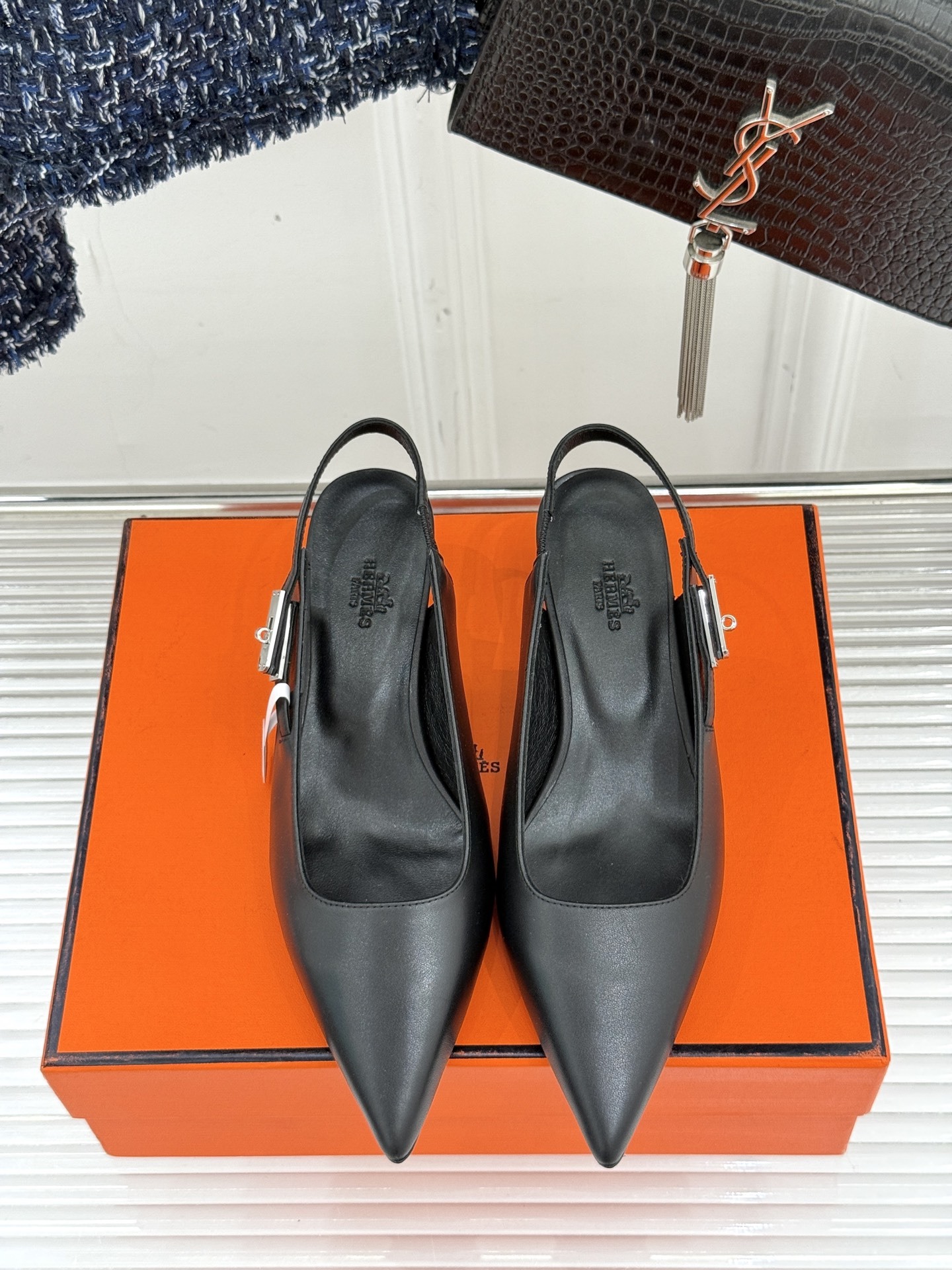 顶版
Hermès/爱马仕经典Kelly扣后空
尖头猫跟凉鞋
法式慵懒与奢华格调完美融合
成为了众多时髦