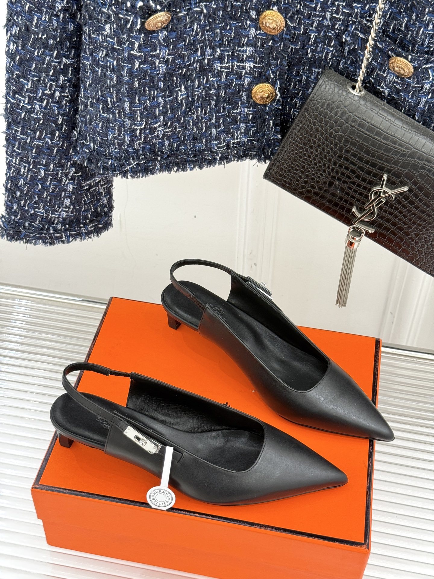 顶版
Hermès/爱马仕经典Kelly扣后空
尖头猫跟凉鞋
法式慵懒与奢华格调完美融合
成为了众多时髦