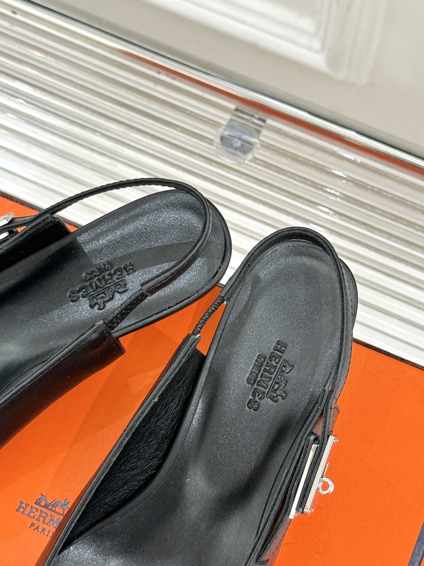 顶版
Hermès/爱马仕经典Kelly扣后空
尖头猫跟凉鞋
法式慵懒与奢华格调完美融合
成为了众多时髦