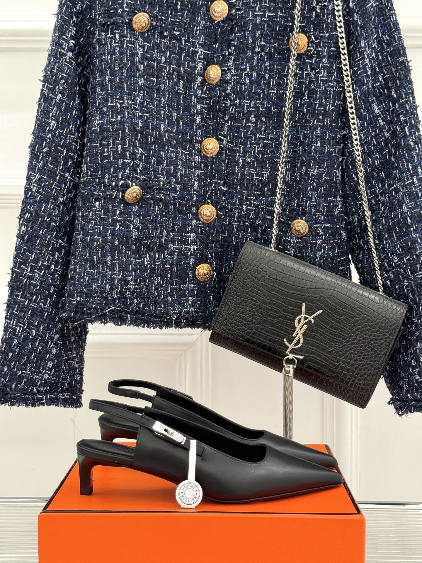 顶版
Hermès/爱马仕经典Kelly扣后空
尖头猫跟凉鞋
法式慵懒与奢华格调完美融合
成为了众多时髦
