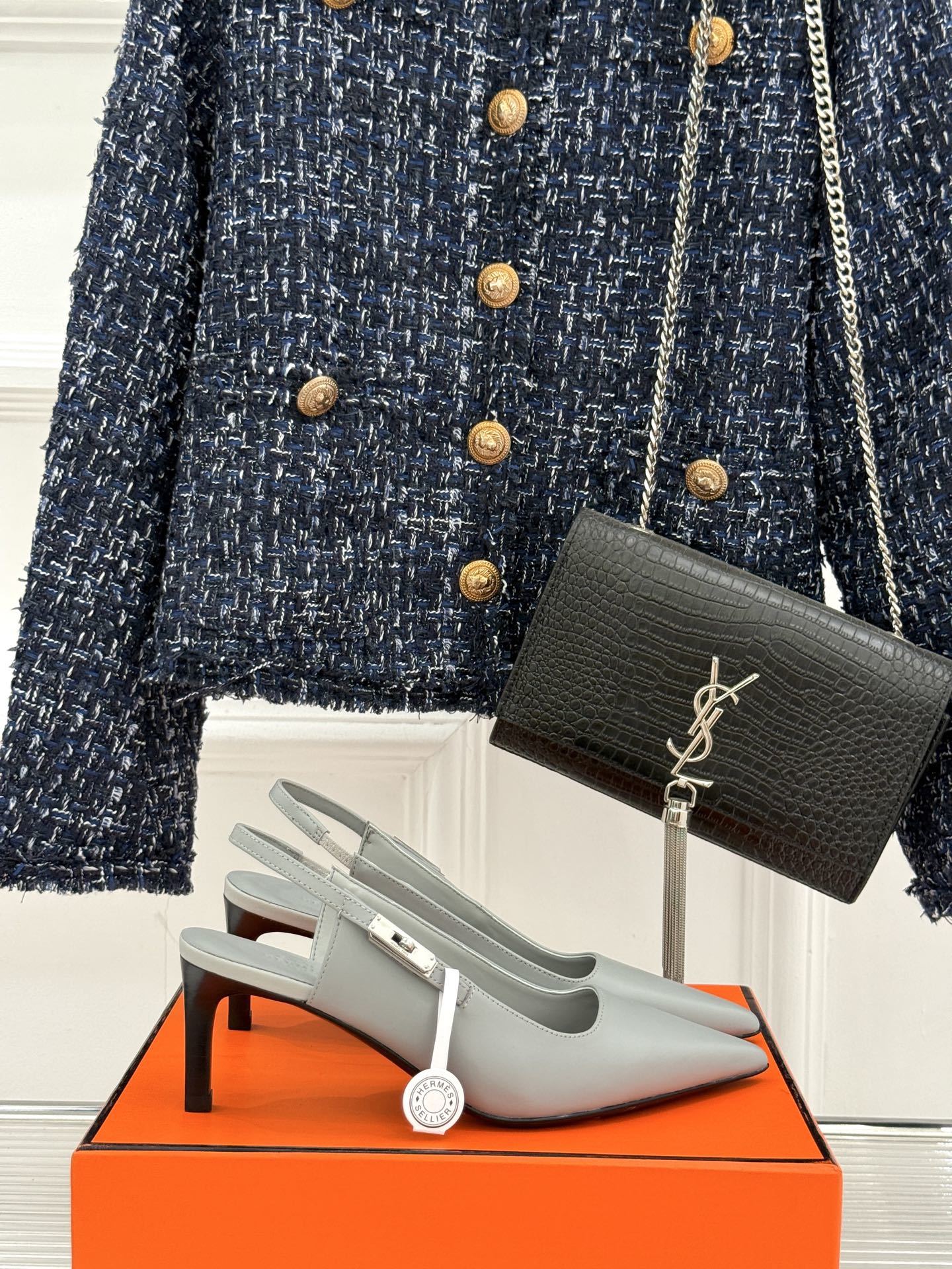 顶版
Hermès/爱马仕经典Kelly扣后空
尖头猫跟凉鞋
法式慵懒与奢华格调完美融合
成为了众多时髦