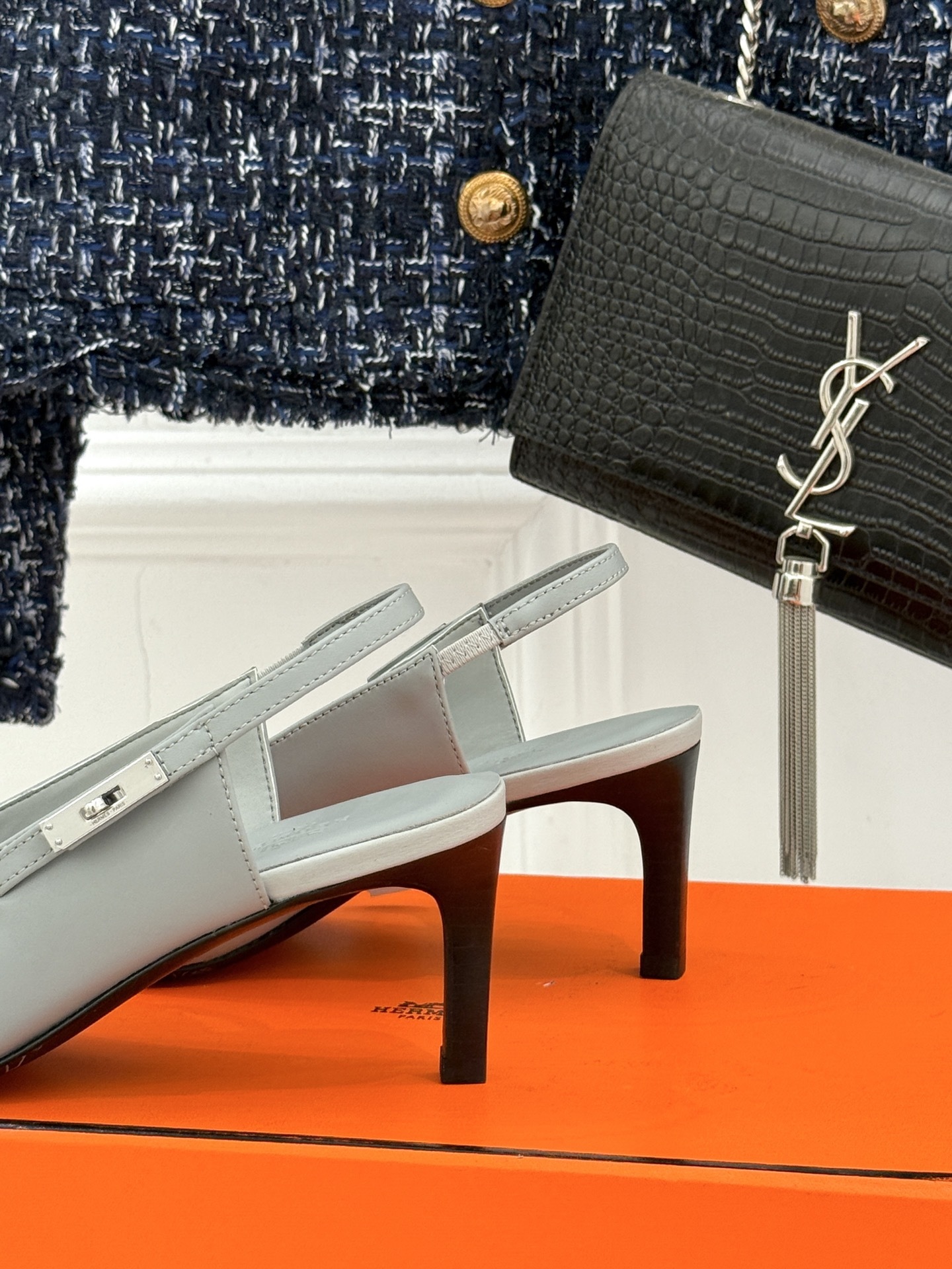 顶版
Hermès/爱马仕经典Kelly扣后空
尖头猫跟凉鞋
法式慵懒与奢华格调完美融合
成为了众多时髦