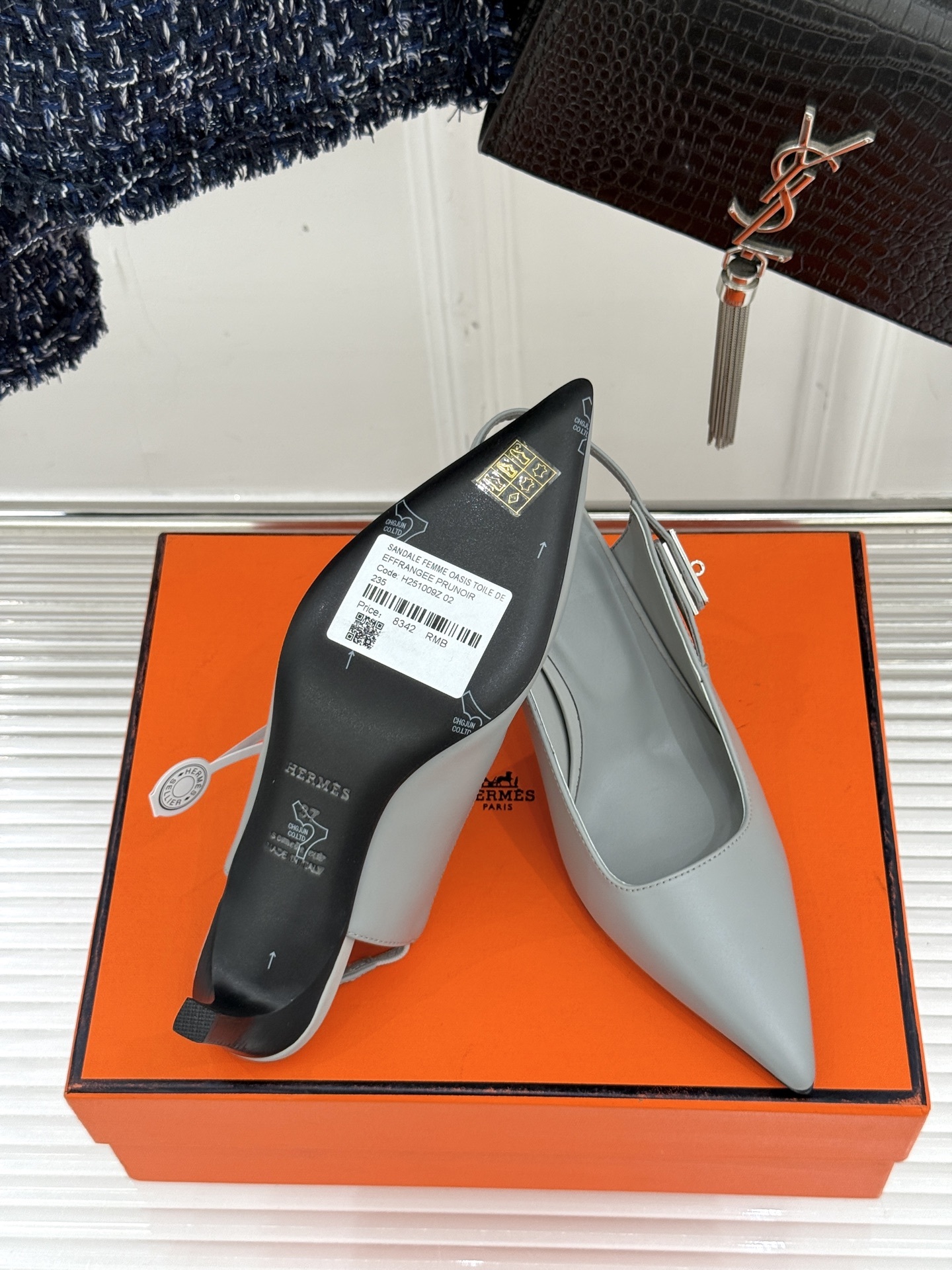顶版
Hermès/爱马仕经典Kelly扣后空
尖头猫跟凉鞋
法式慵懒与奢华格调完美融合
成为了众多时髦