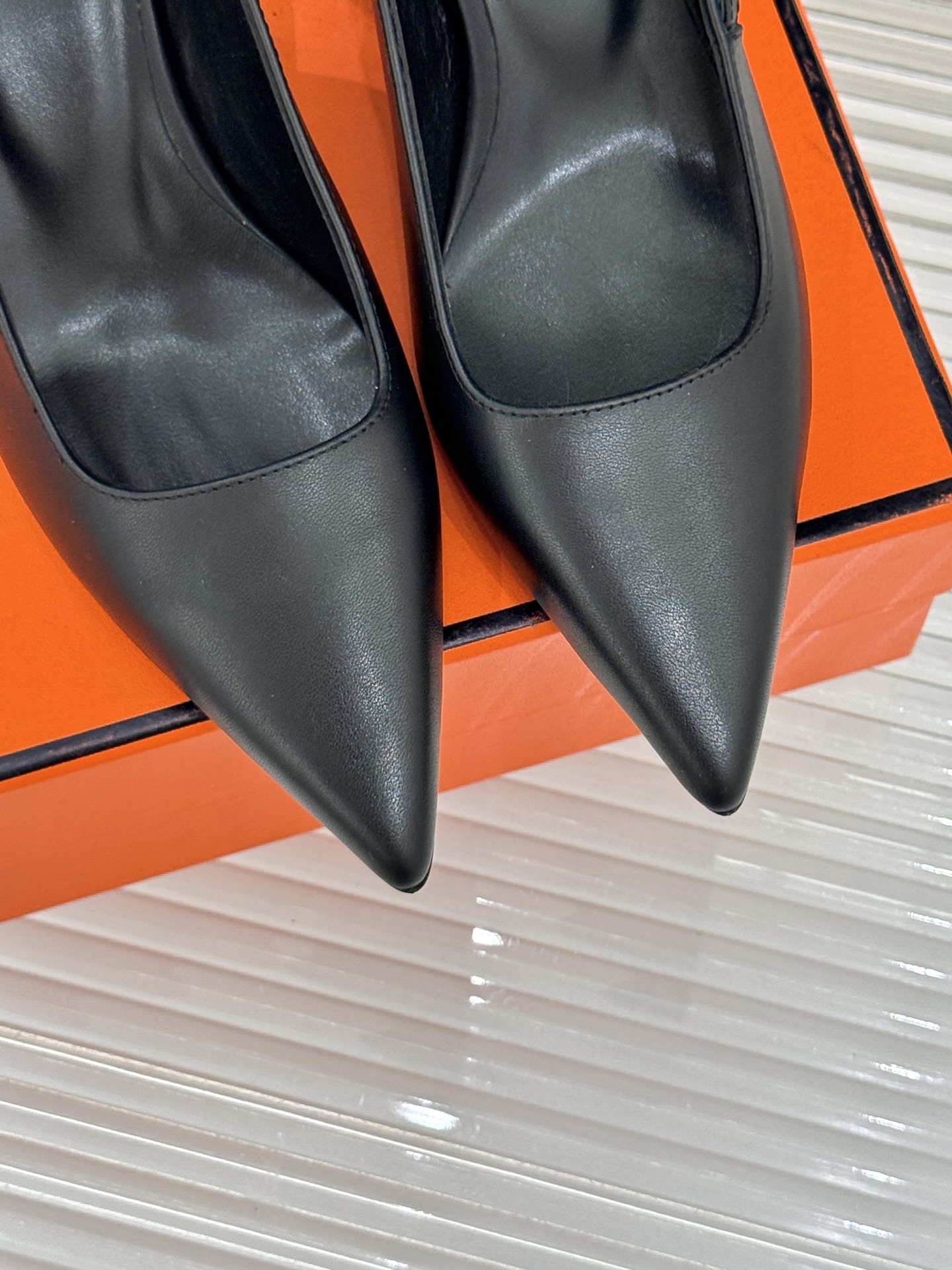 顶版
Hermès/爱马仕经典Kelly扣后空
尖头猫跟凉鞋
法式慵懒与奢华格调完美融合
成为了众多时髦