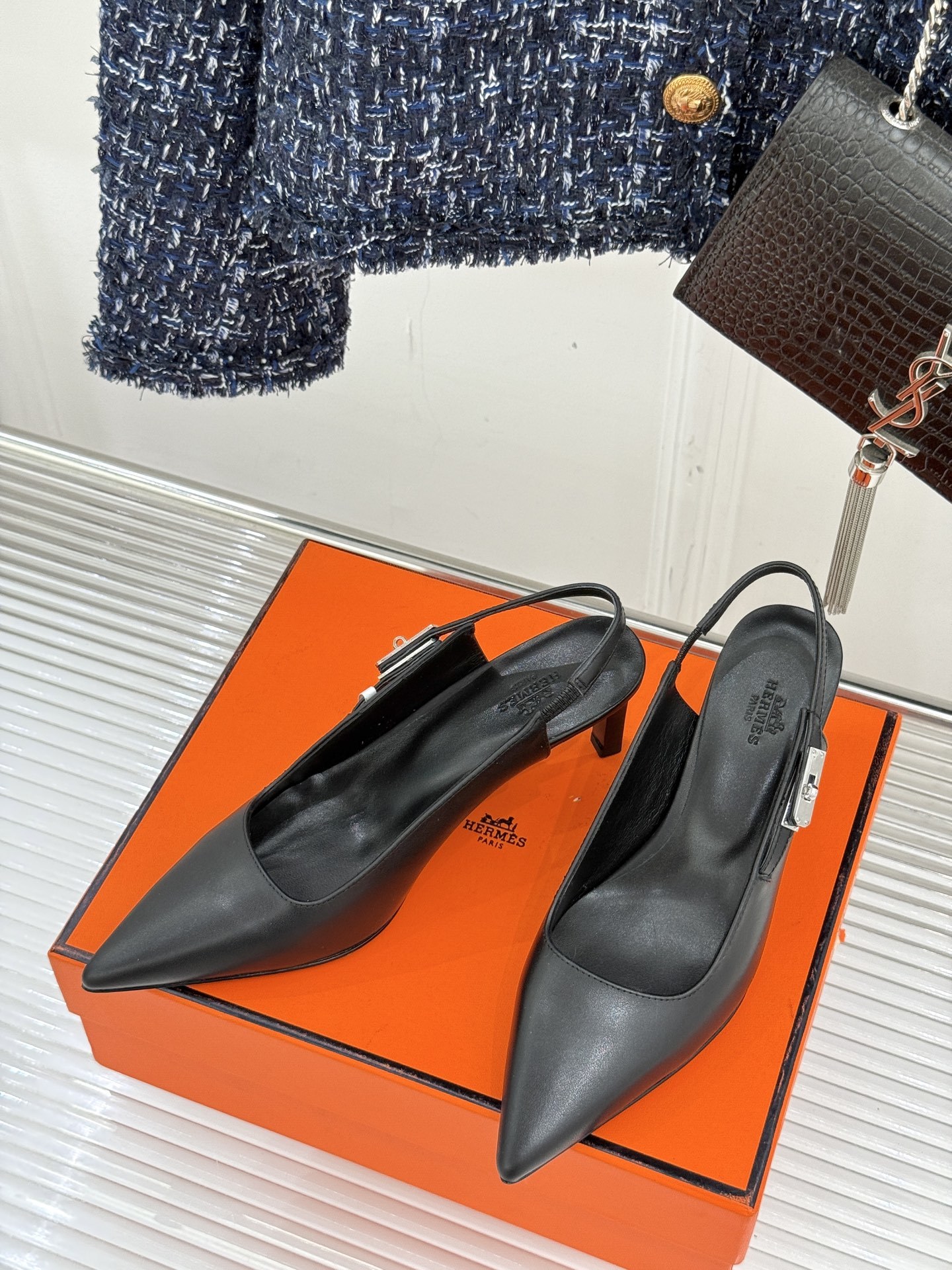 顶版
Hermès/爱马仕经典Kelly扣后空
尖头猫跟凉鞋
法式慵懒与奢华格调完美融合
成为了众多时髦