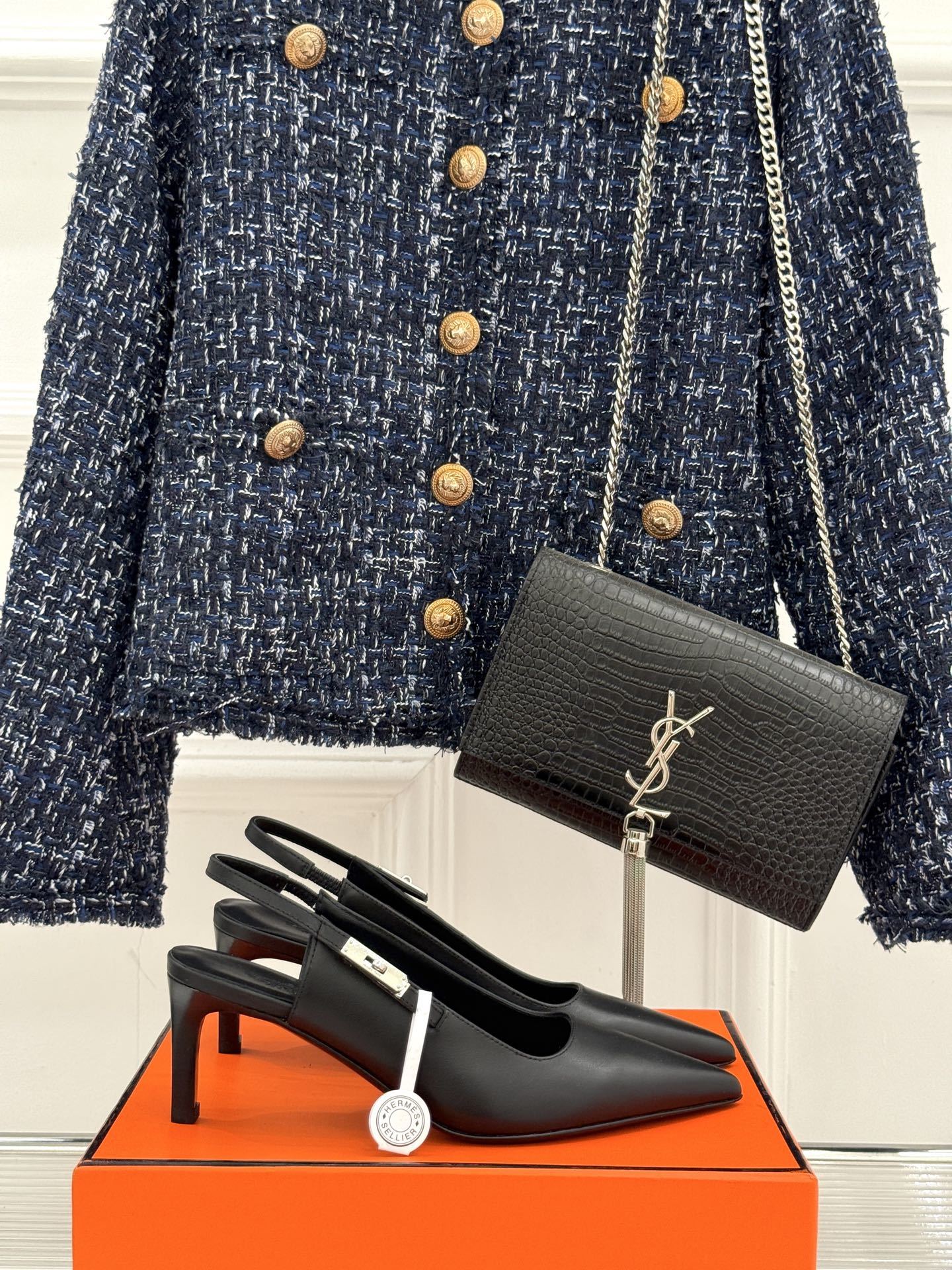 顶版
Hermès/爱马仕经典Kelly扣后空
尖头猫跟凉鞋
法式慵懒与奢华格调完美融合
成为了众多时髦