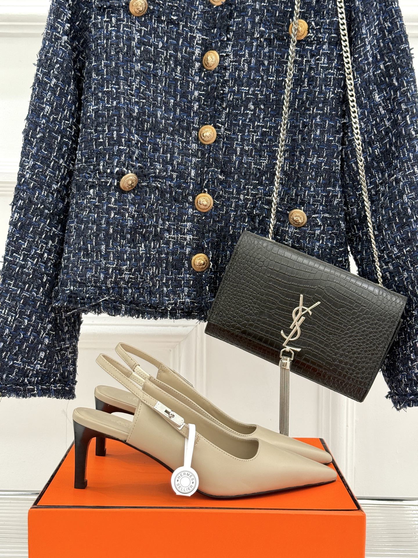 顶版
Hermès/爱马仕经典Kelly扣后空
尖头猫跟凉鞋
法式慵懒与奢华格调完美融合
成为了众多时髦