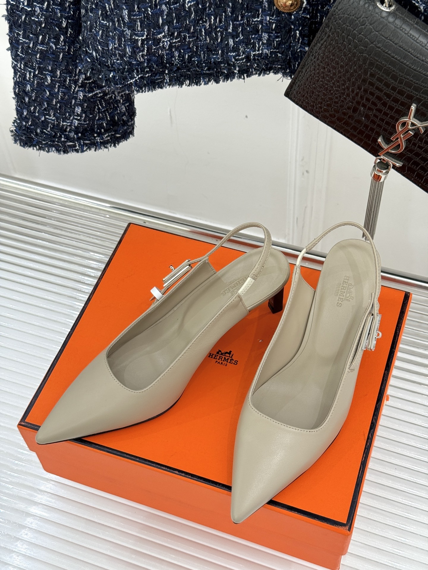 顶版
Hermès/爱马仕经典Kelly扣后空
尖头猫跟凉鞋
法式慵懒与奢华格调完美融合
成为了众多时髦